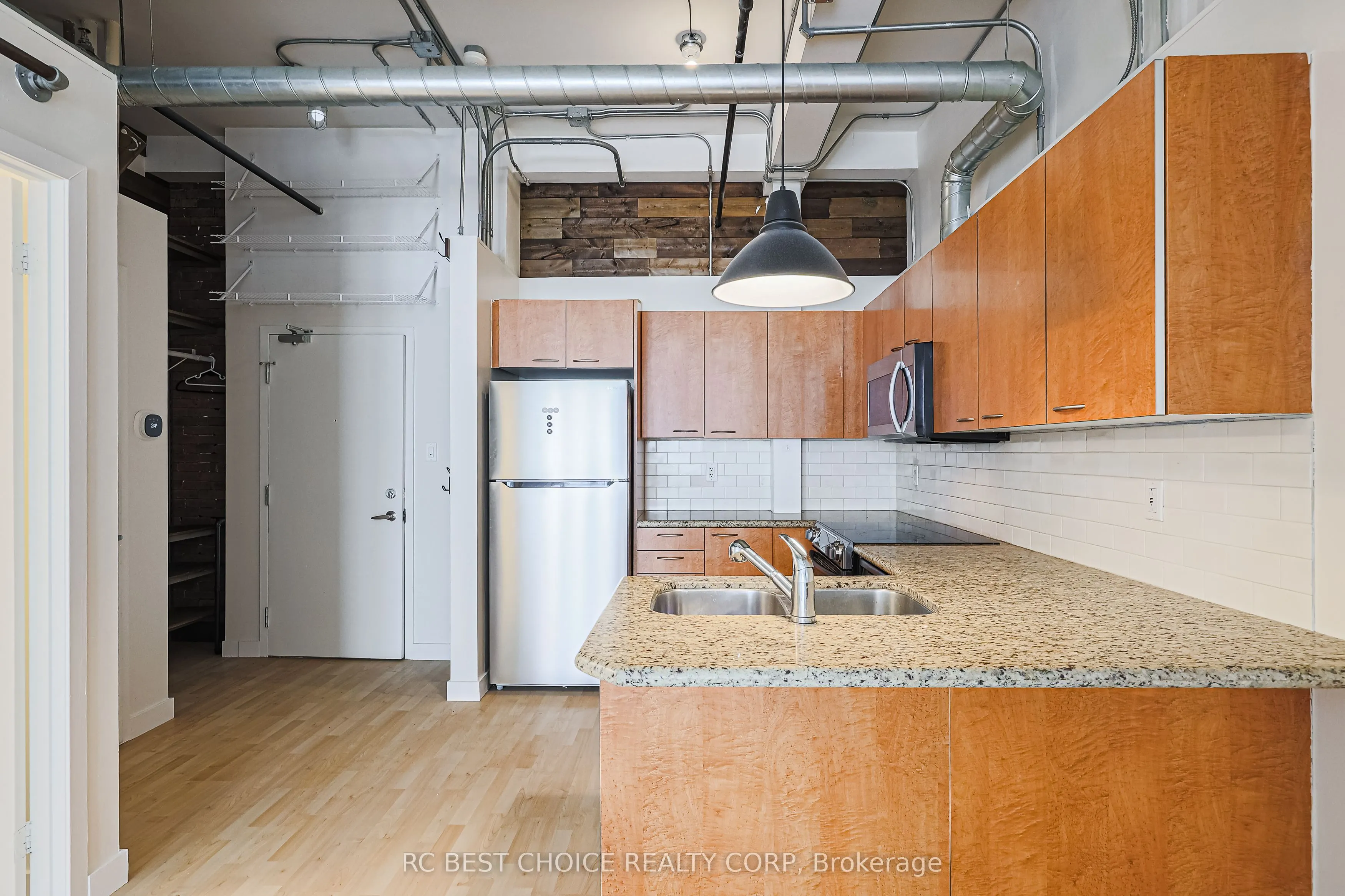 955 Queen Street W, #424