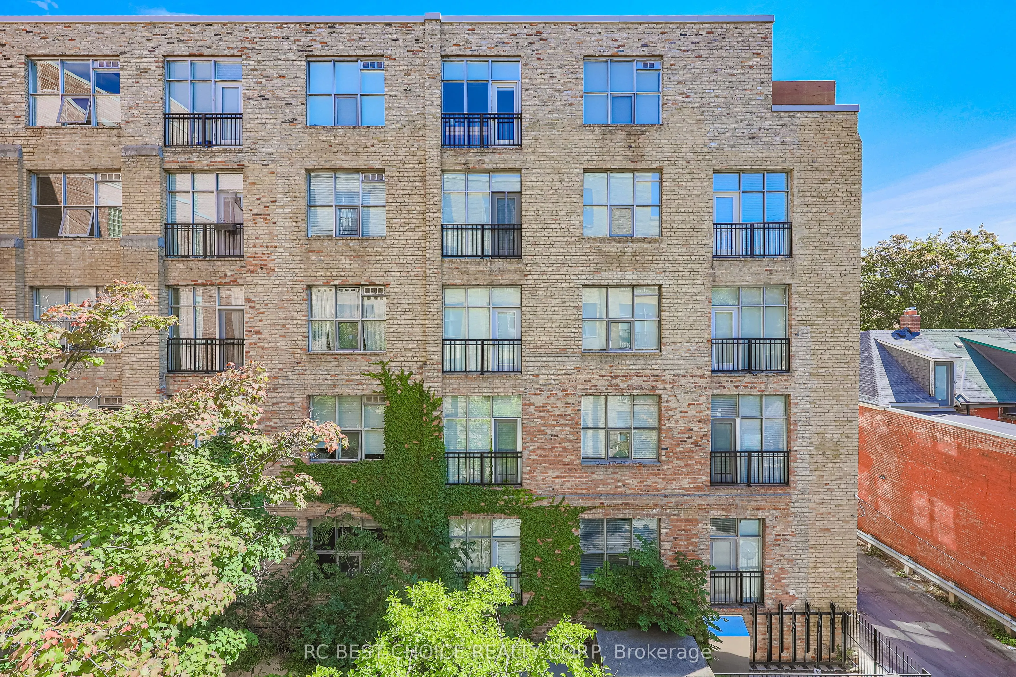 955 Queen Street W, #424