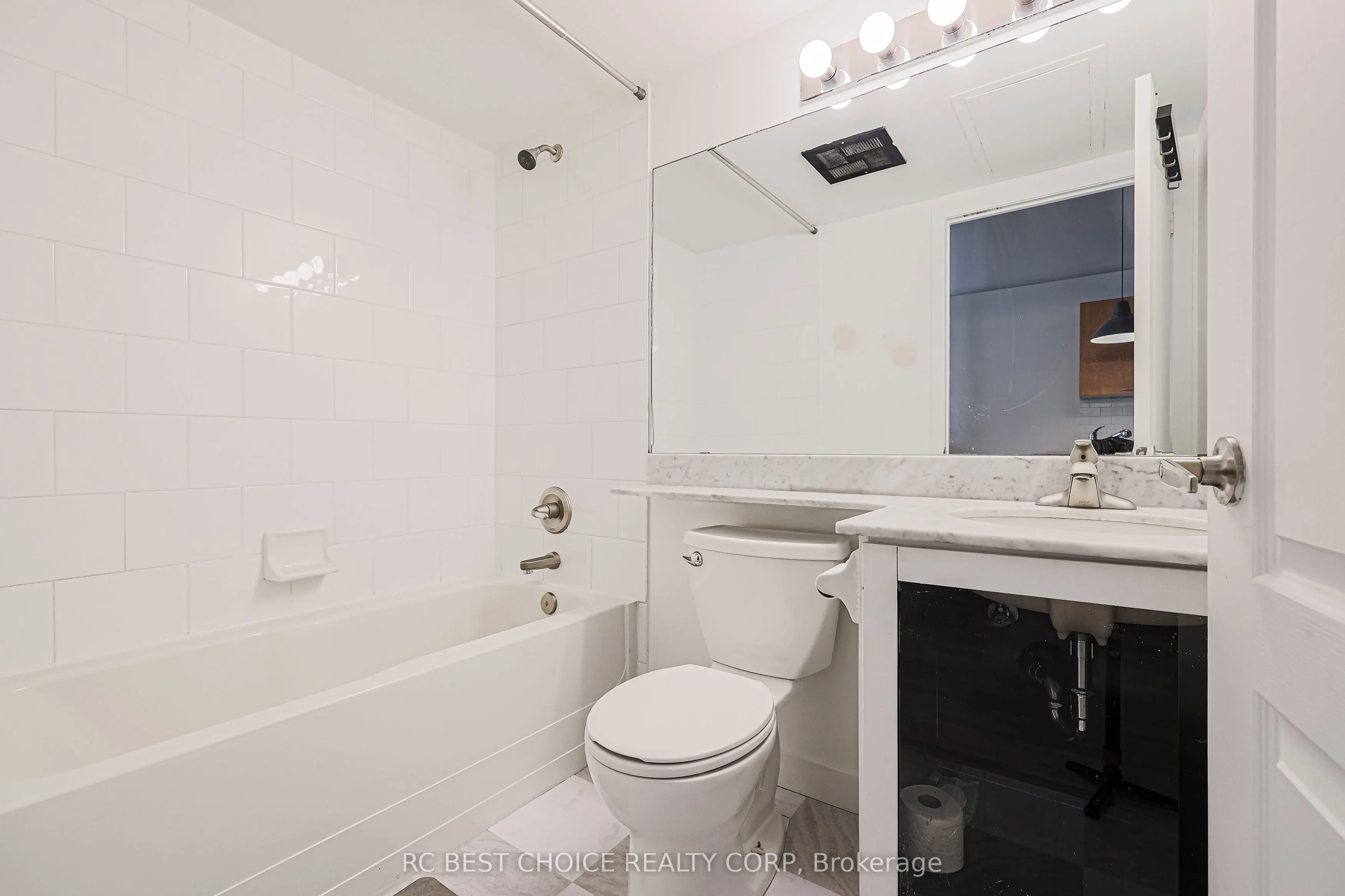 955 Queen Street W, #424