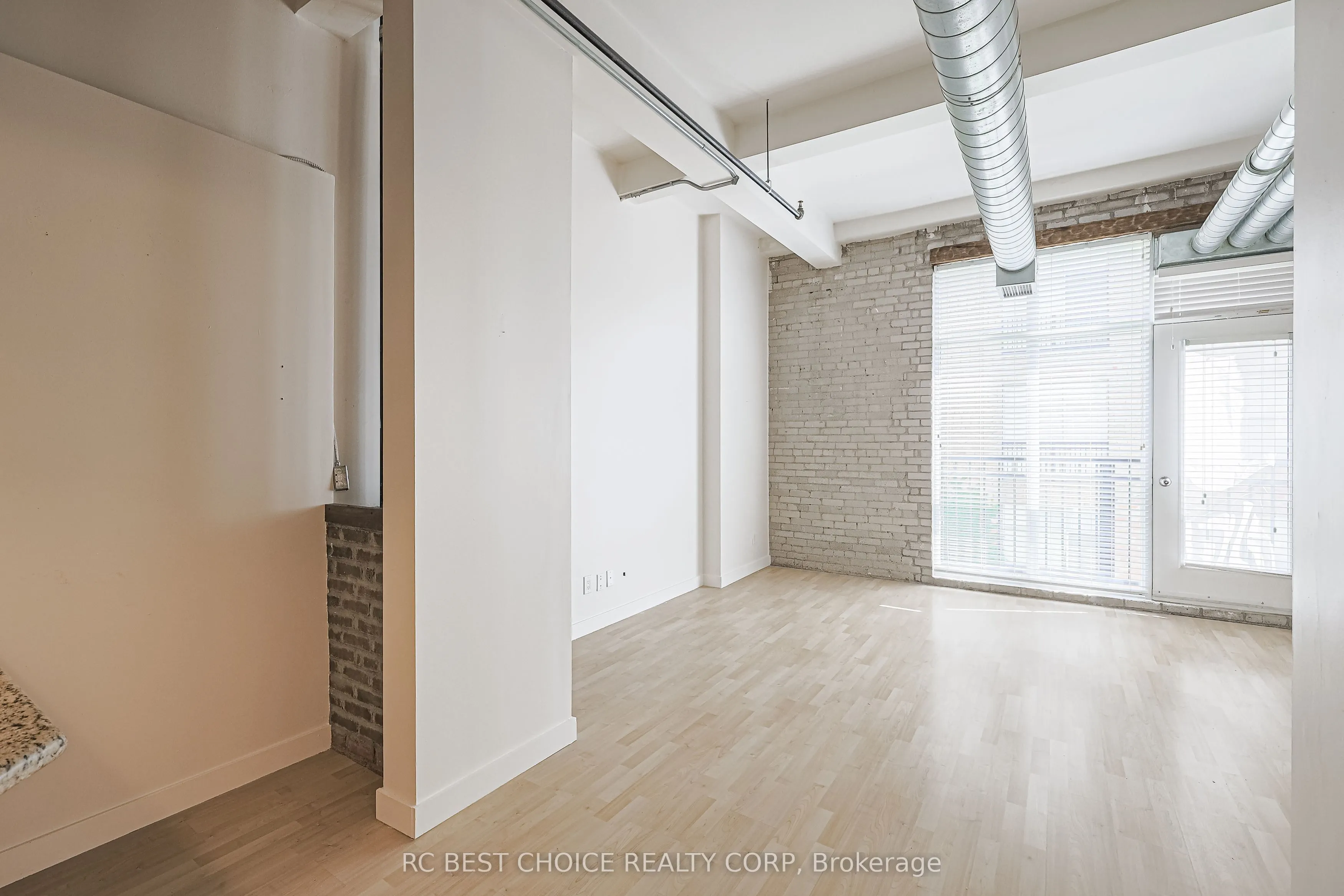 955 Queen Street W, #424