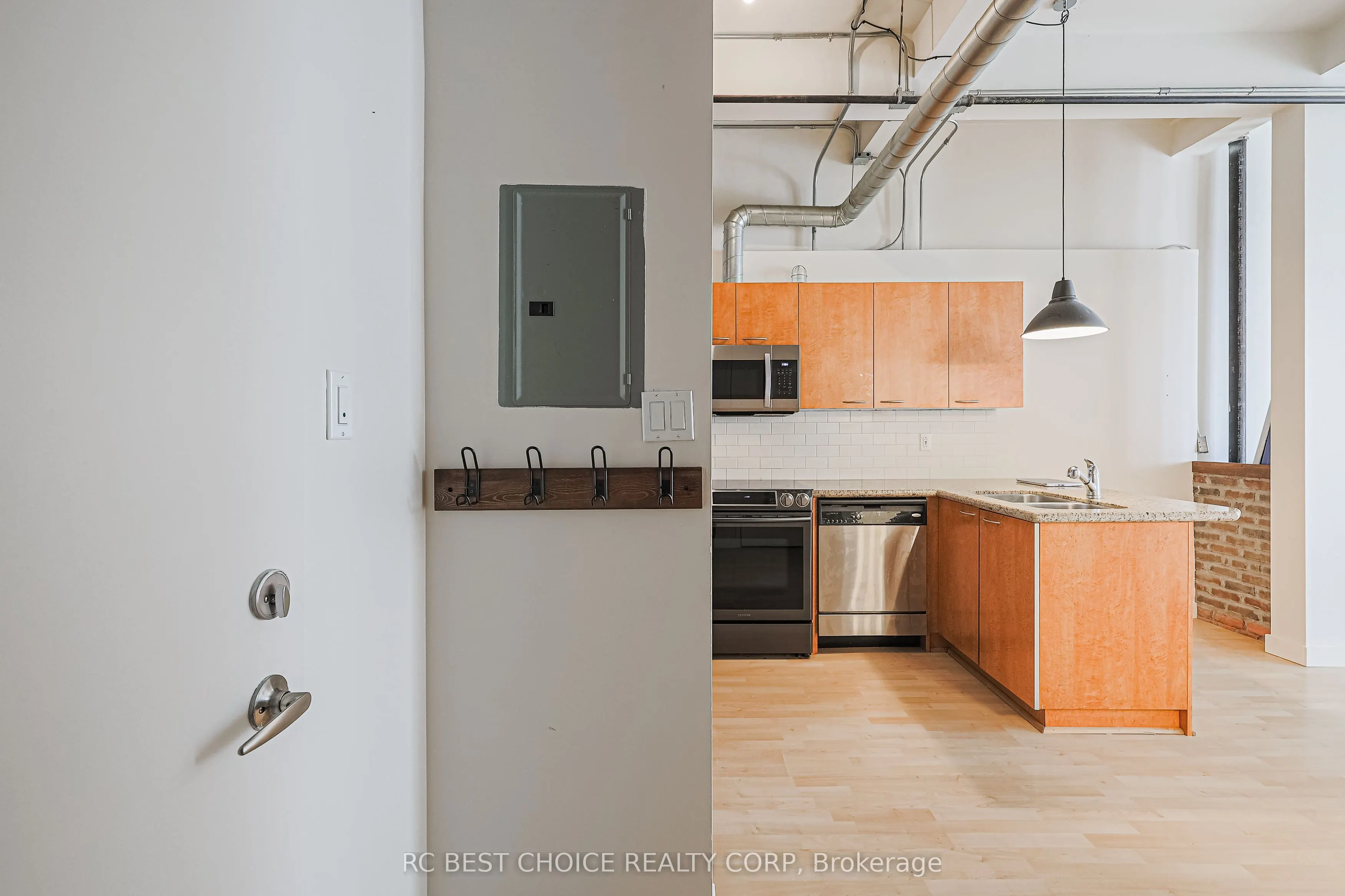 955 Queen Street W, #424