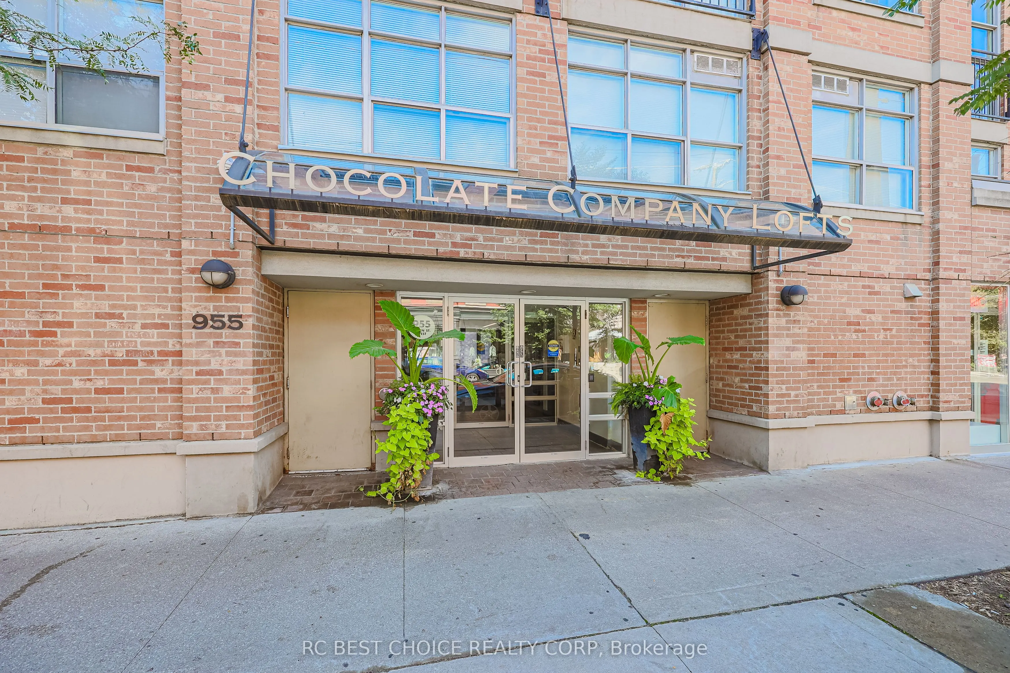 955 Queen Street W, #424