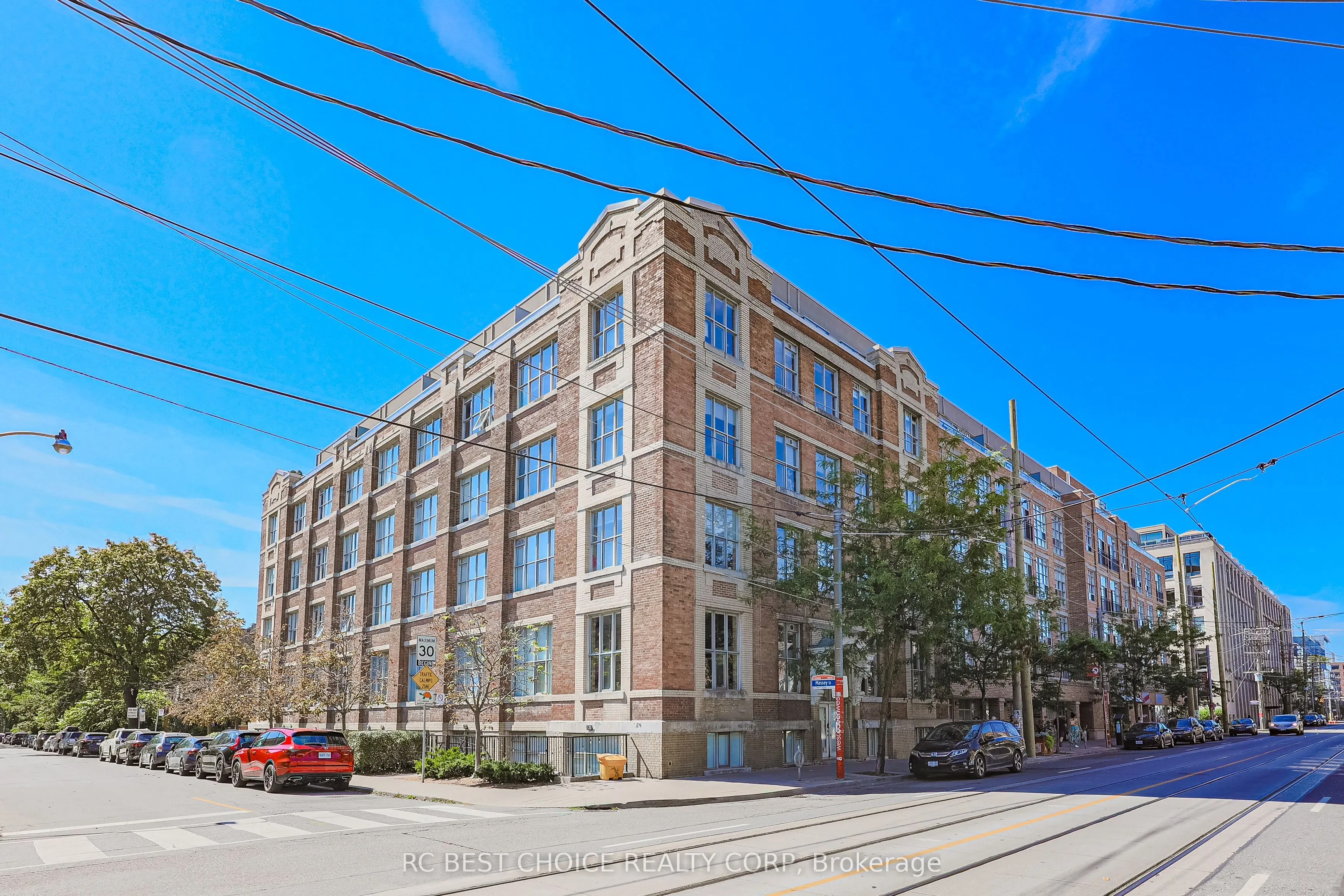 955 Queen Street W, #424