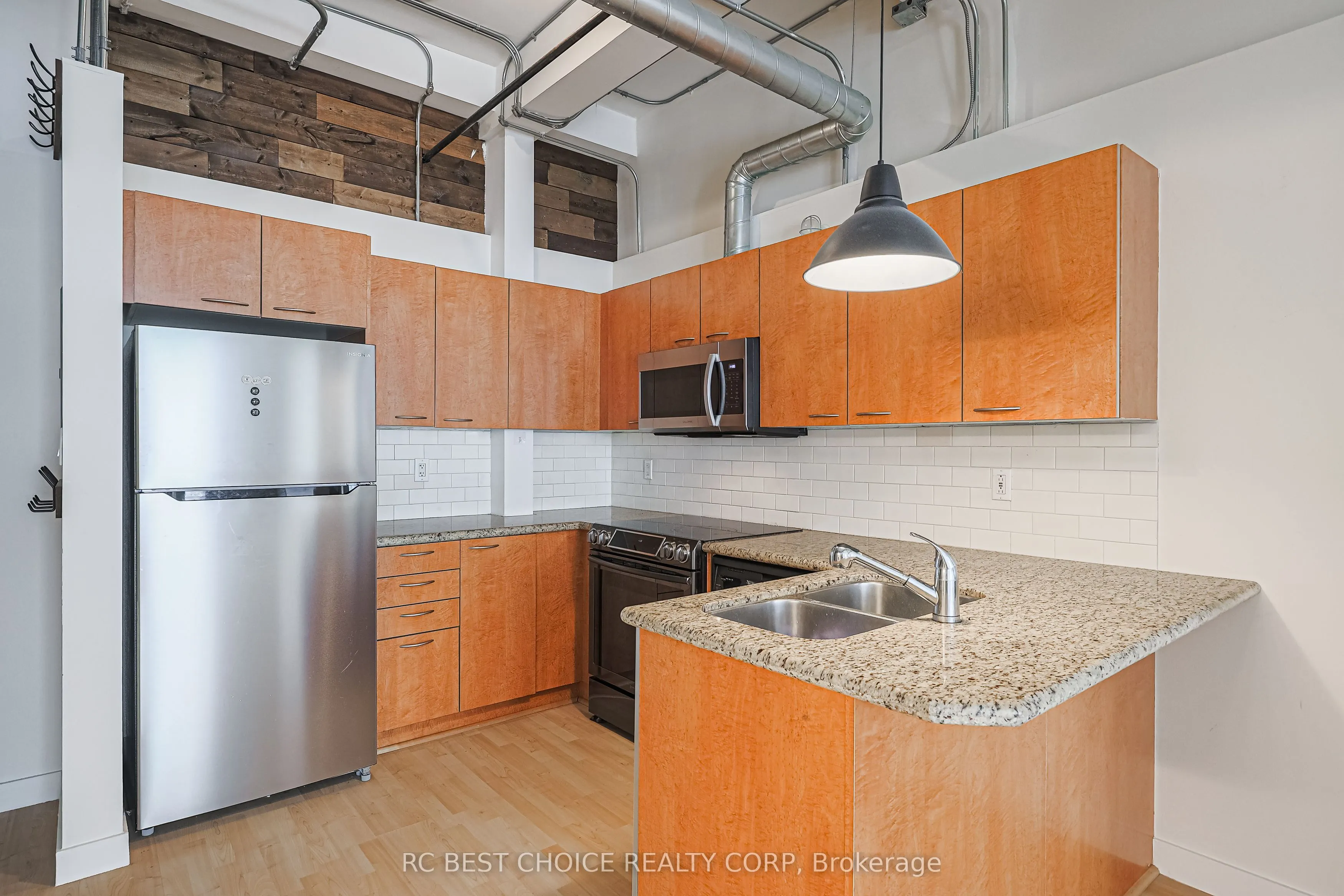 955 Queen Street W, #424