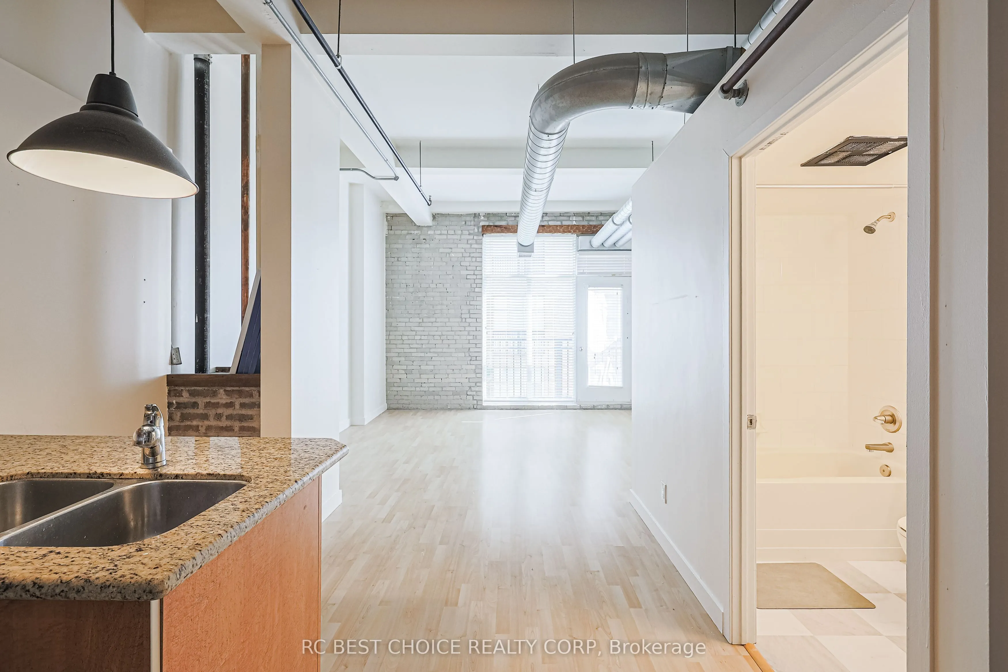 955 Queen Street W, #424