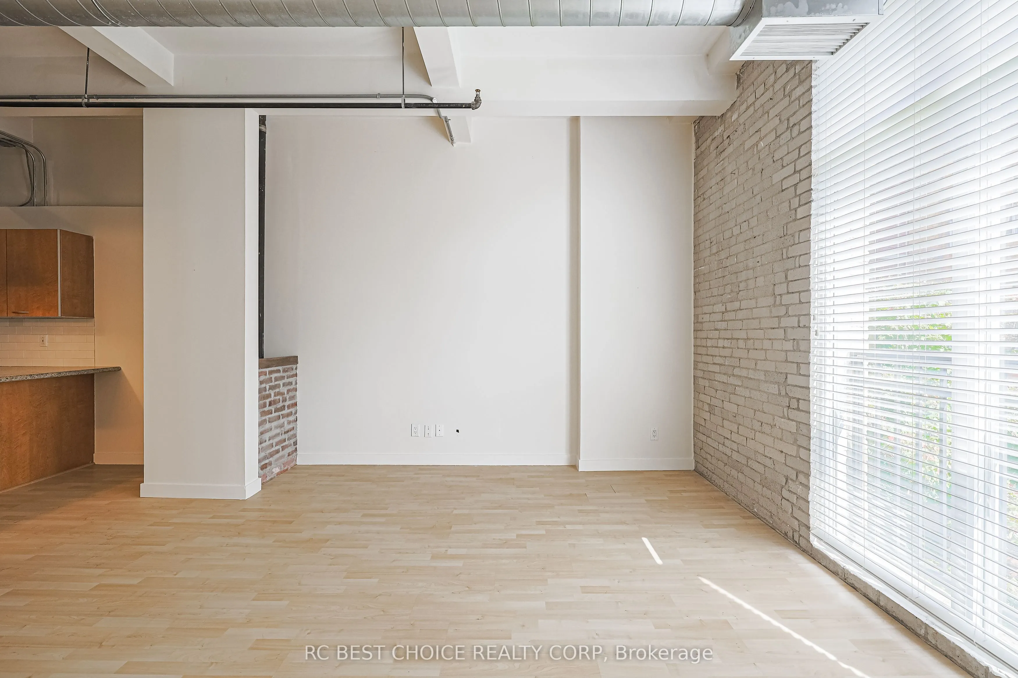 955 Queen Street W, #424