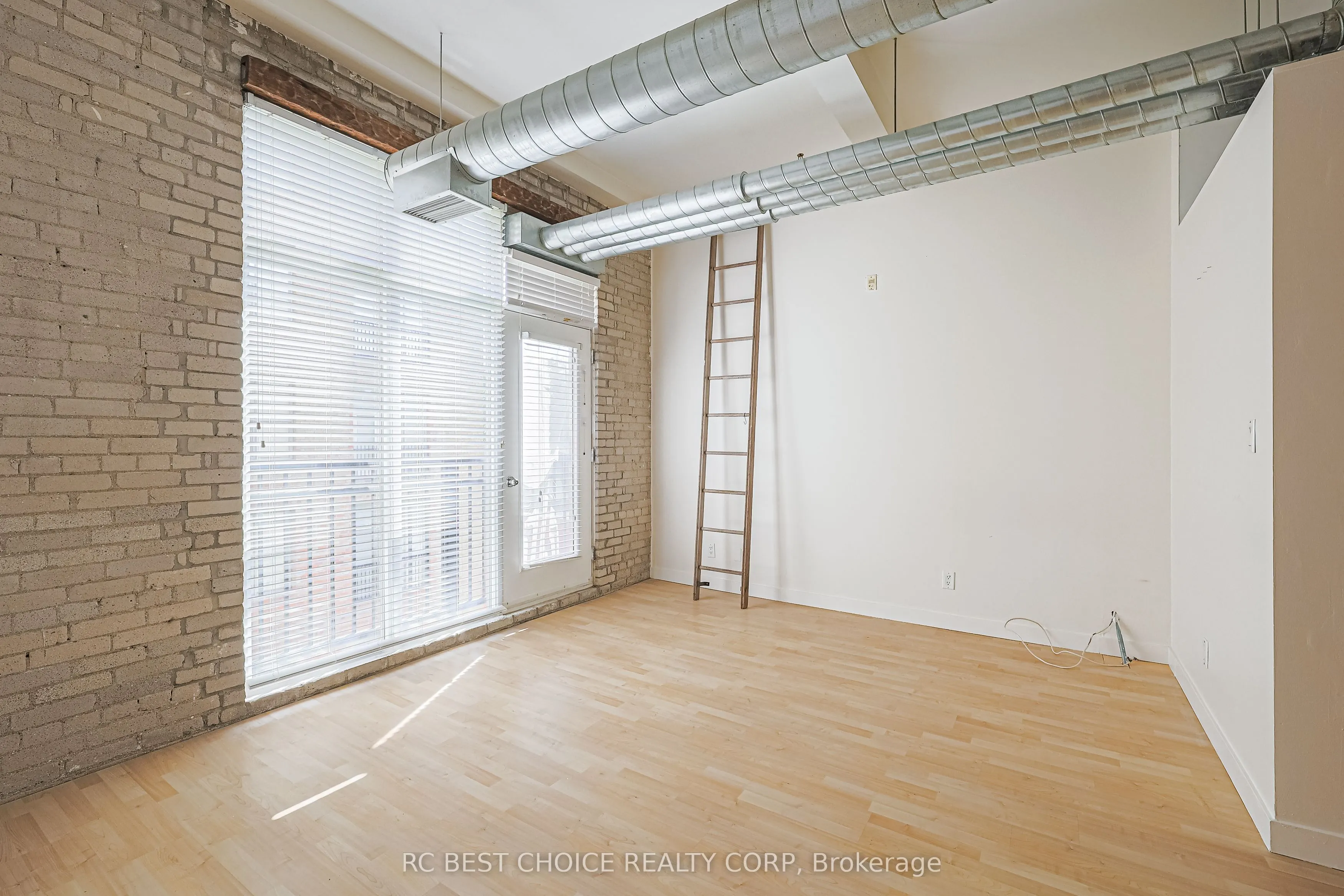 955 Queen Street W, #424