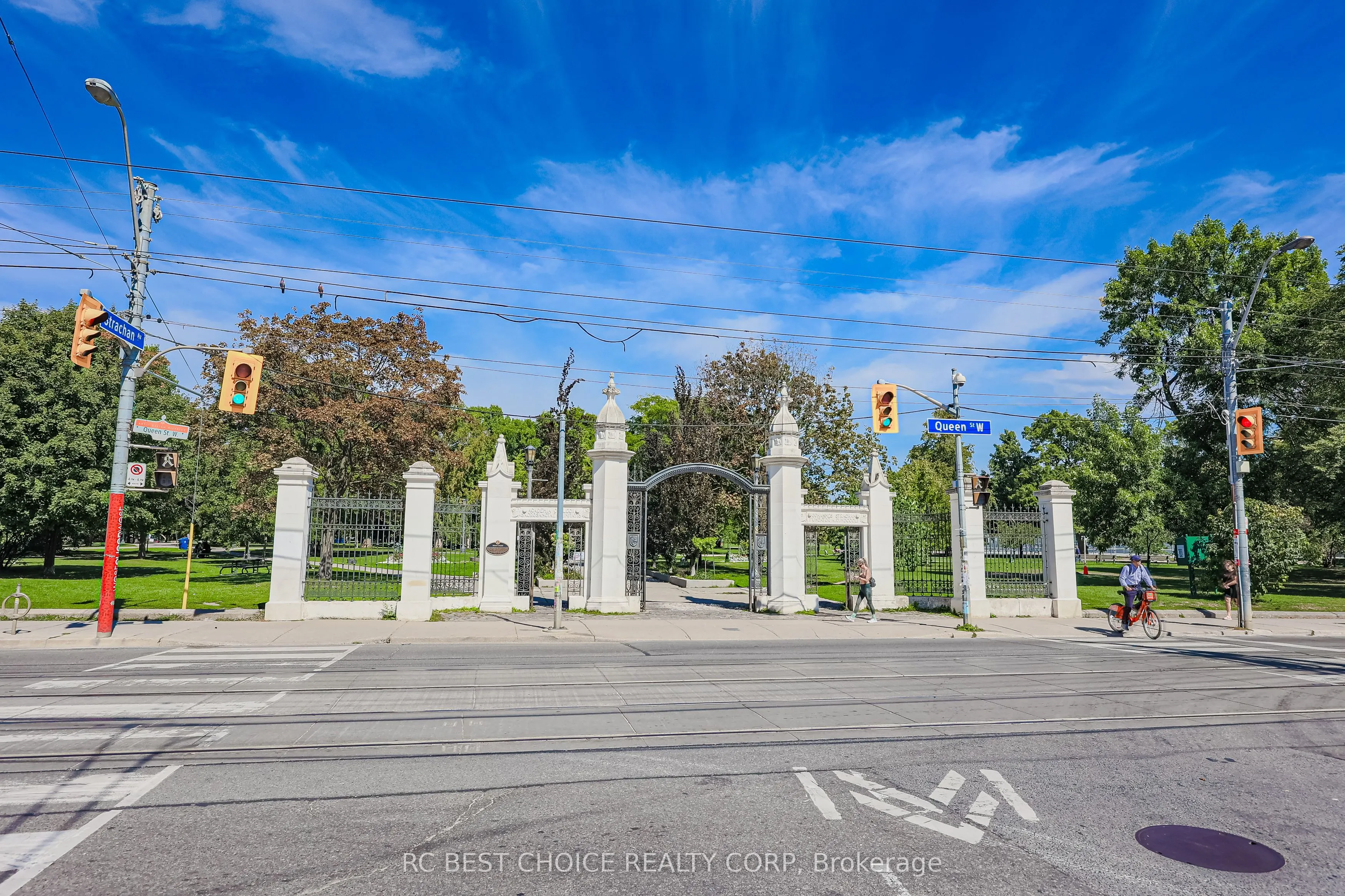 955 Queen Street W, #424