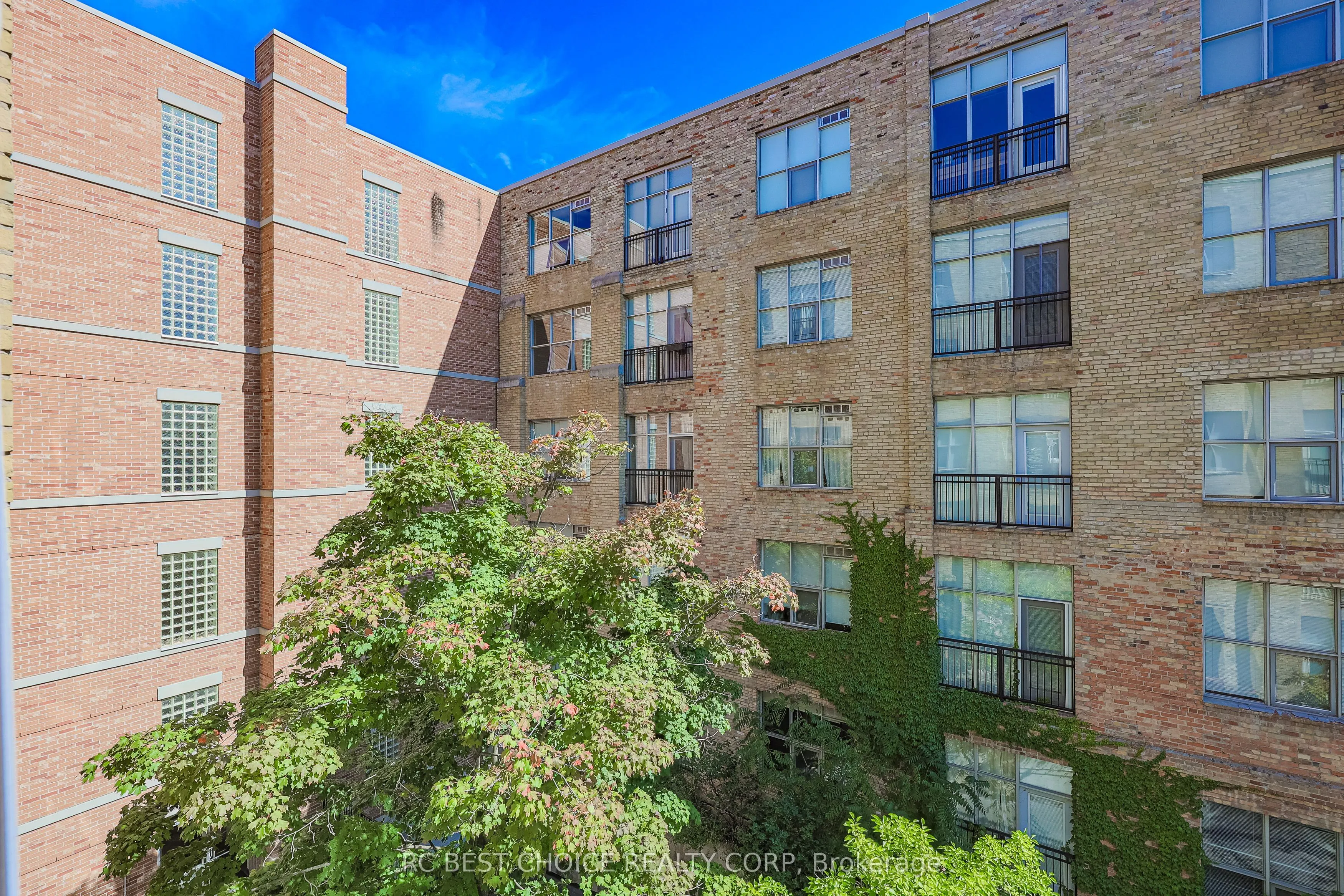 955 Queen Street W, #424