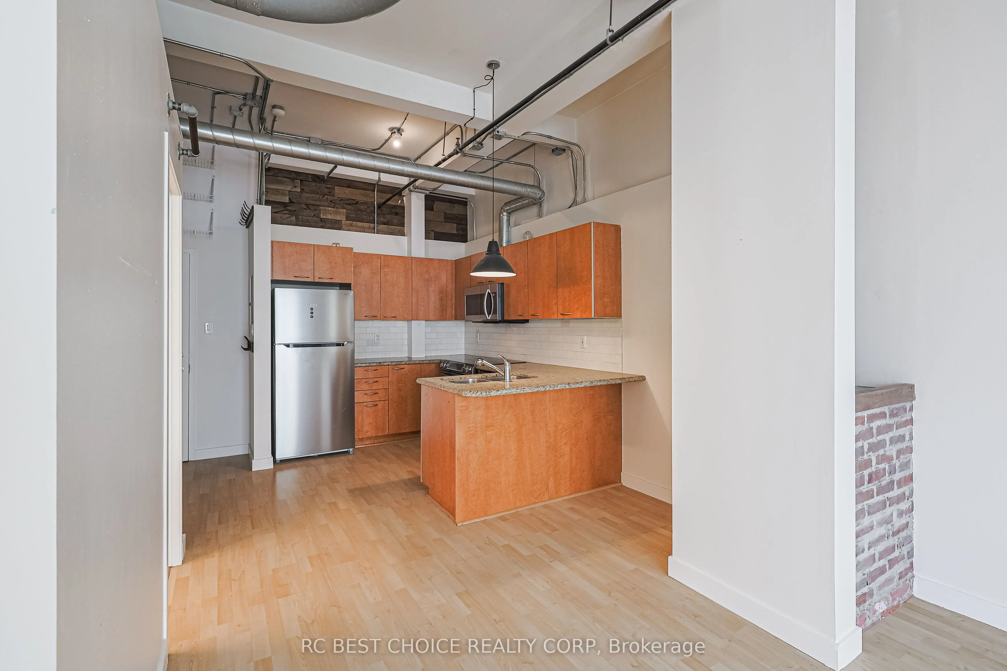 955 Queen Street W, #424