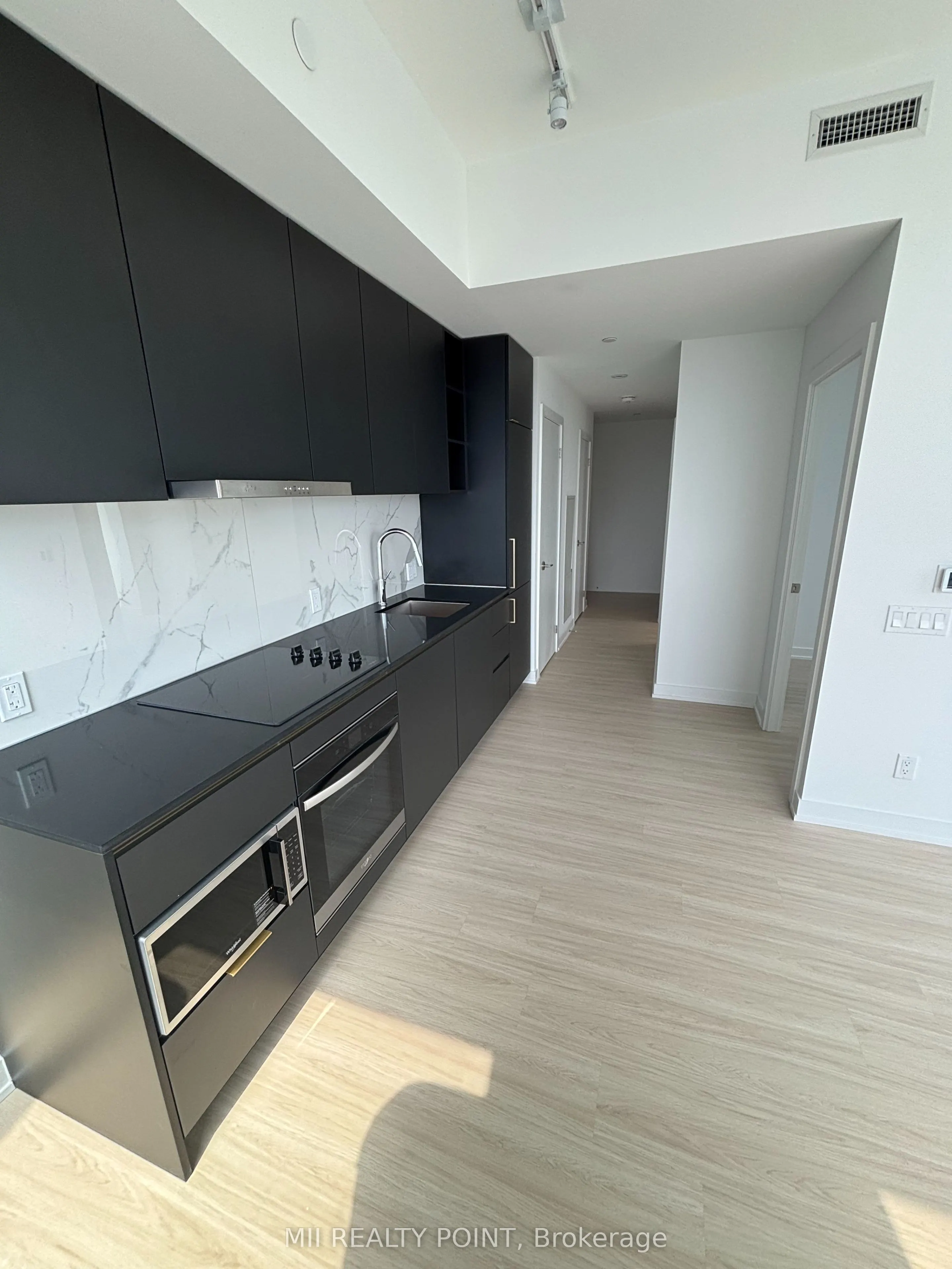 8 Wellesley Street W, #LPH07