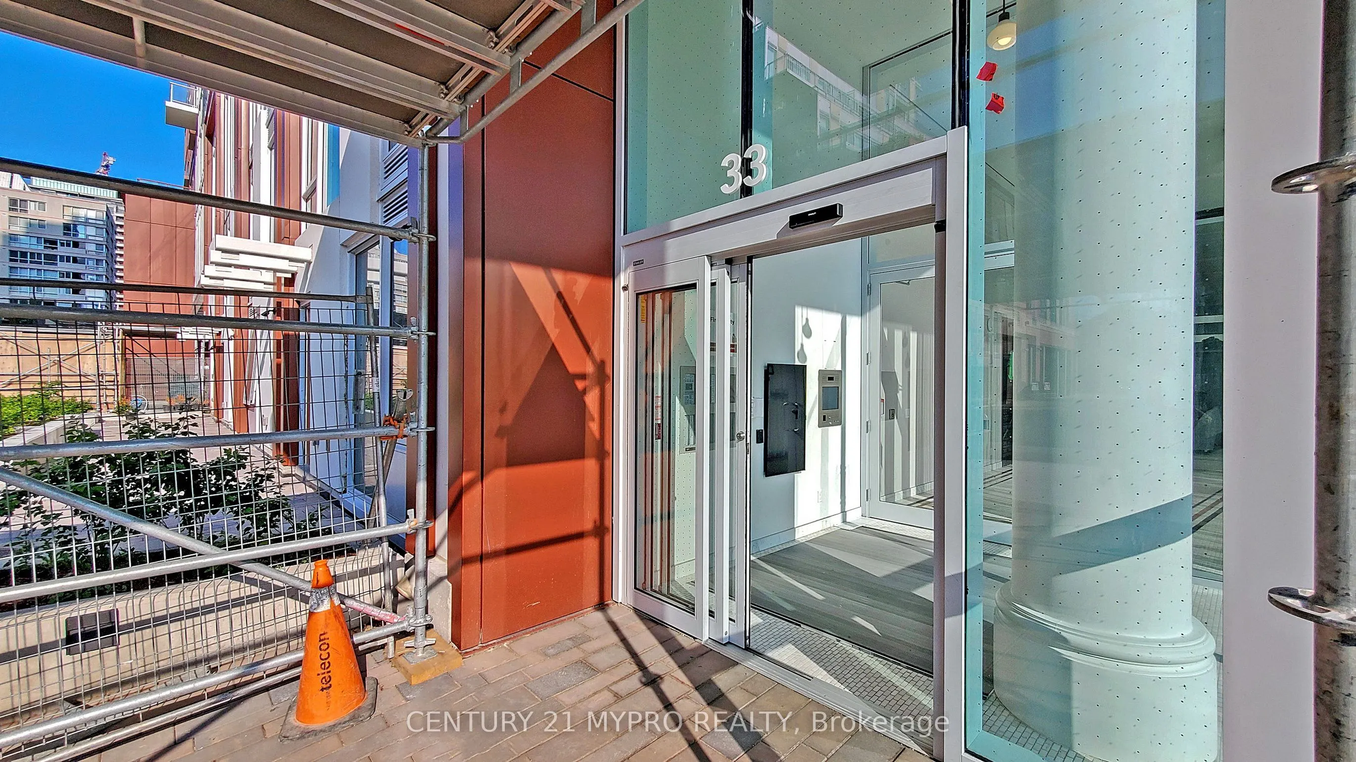 33 Helendale Avenue, #1015