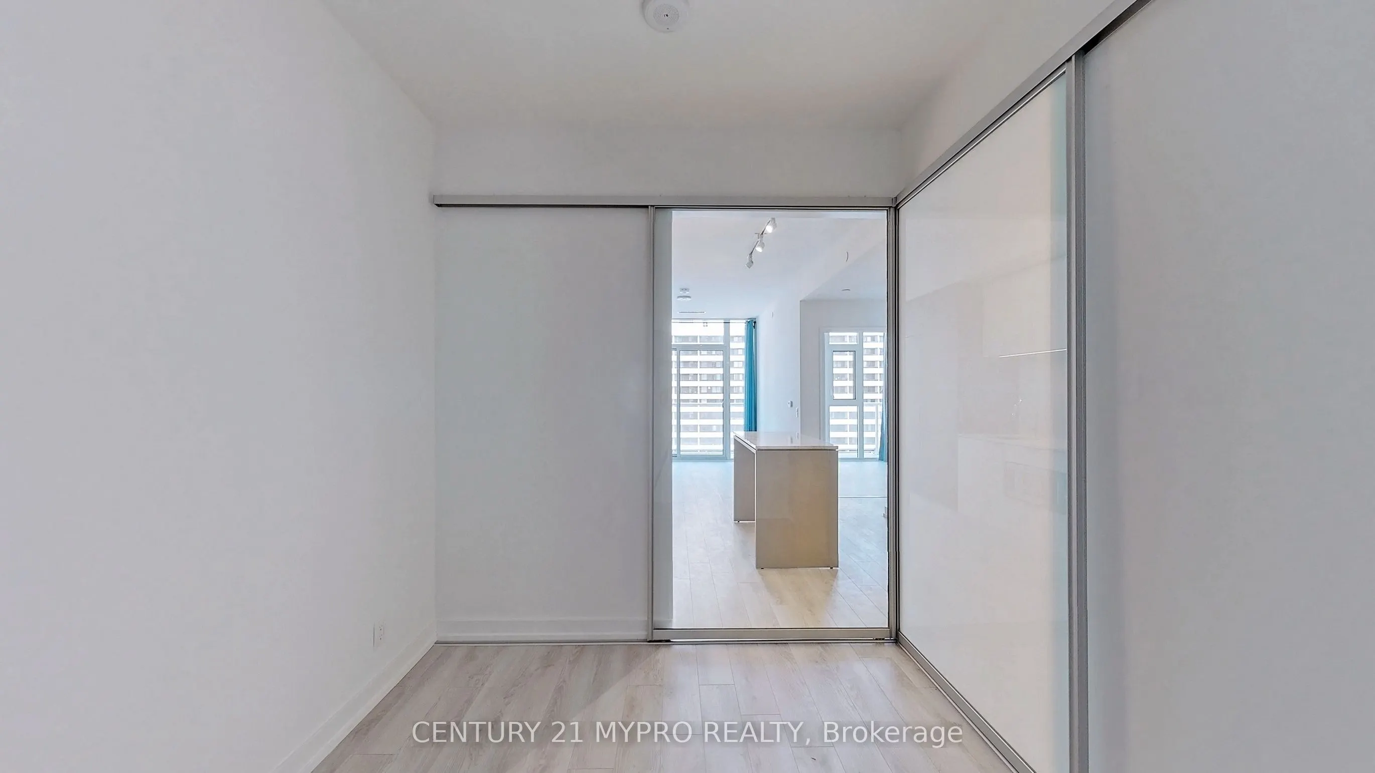 33 Helendale Avenue, #1015