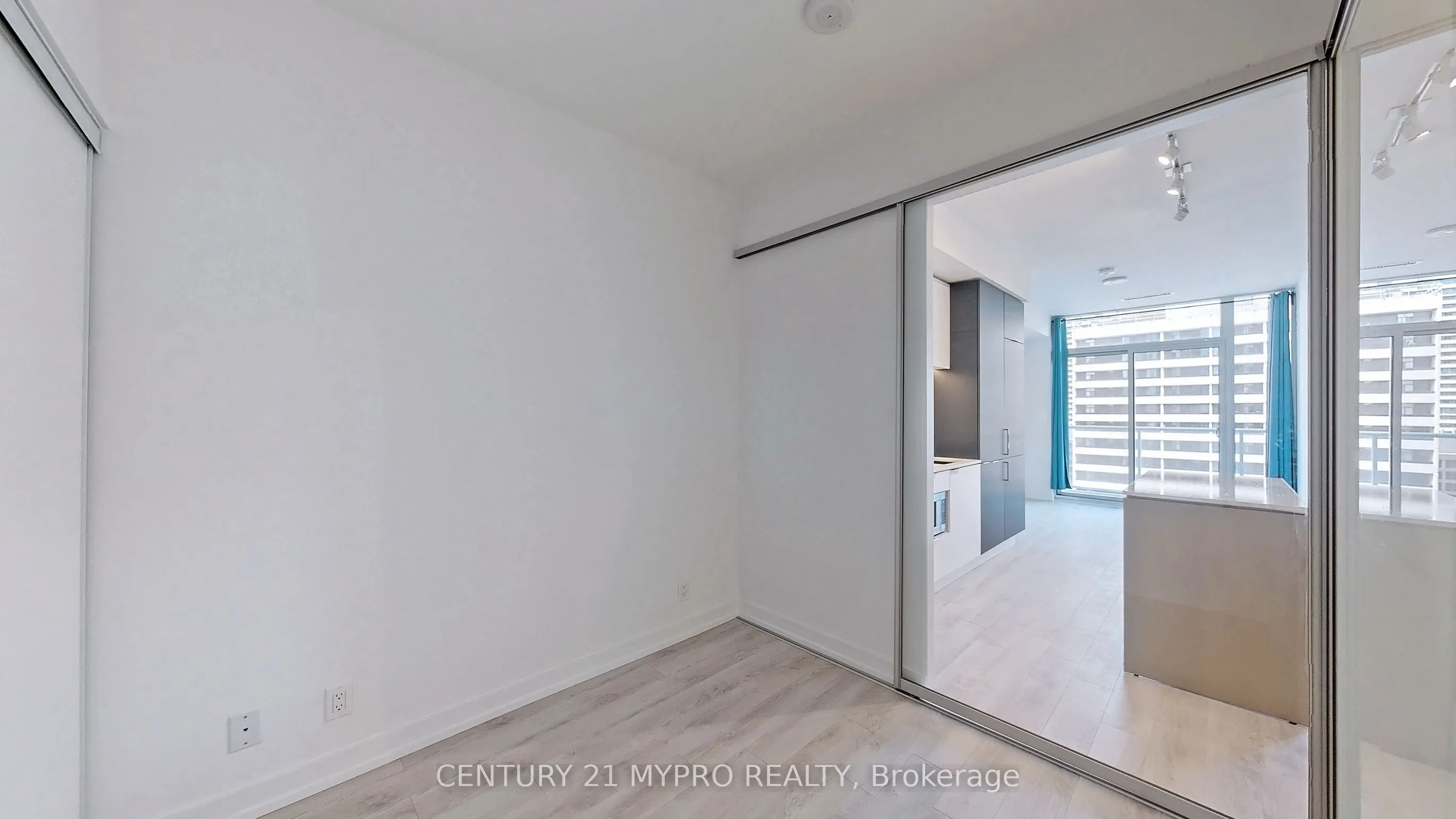 33 Helendale Avenue, #1015