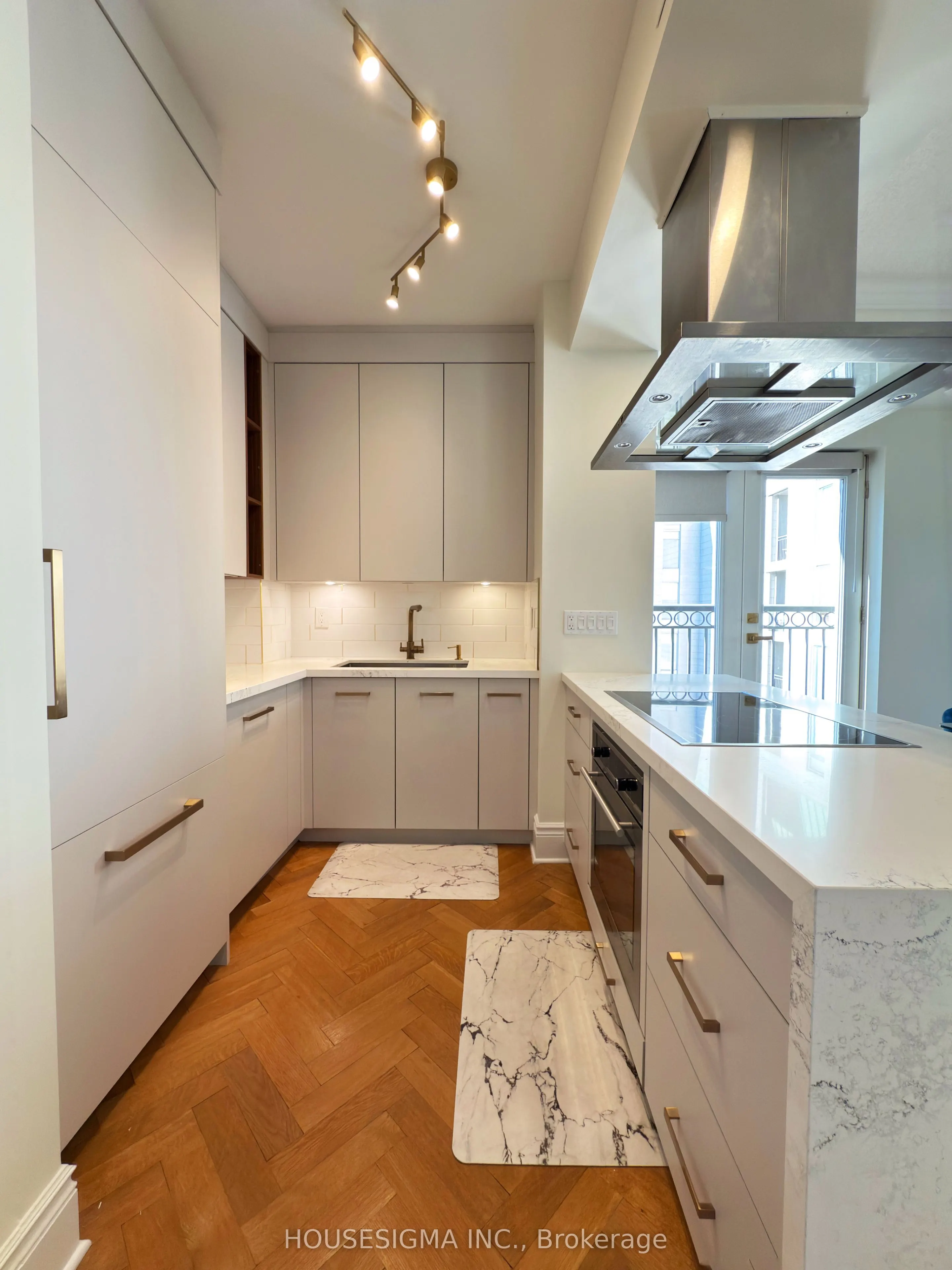 120 Lombard Street, #906