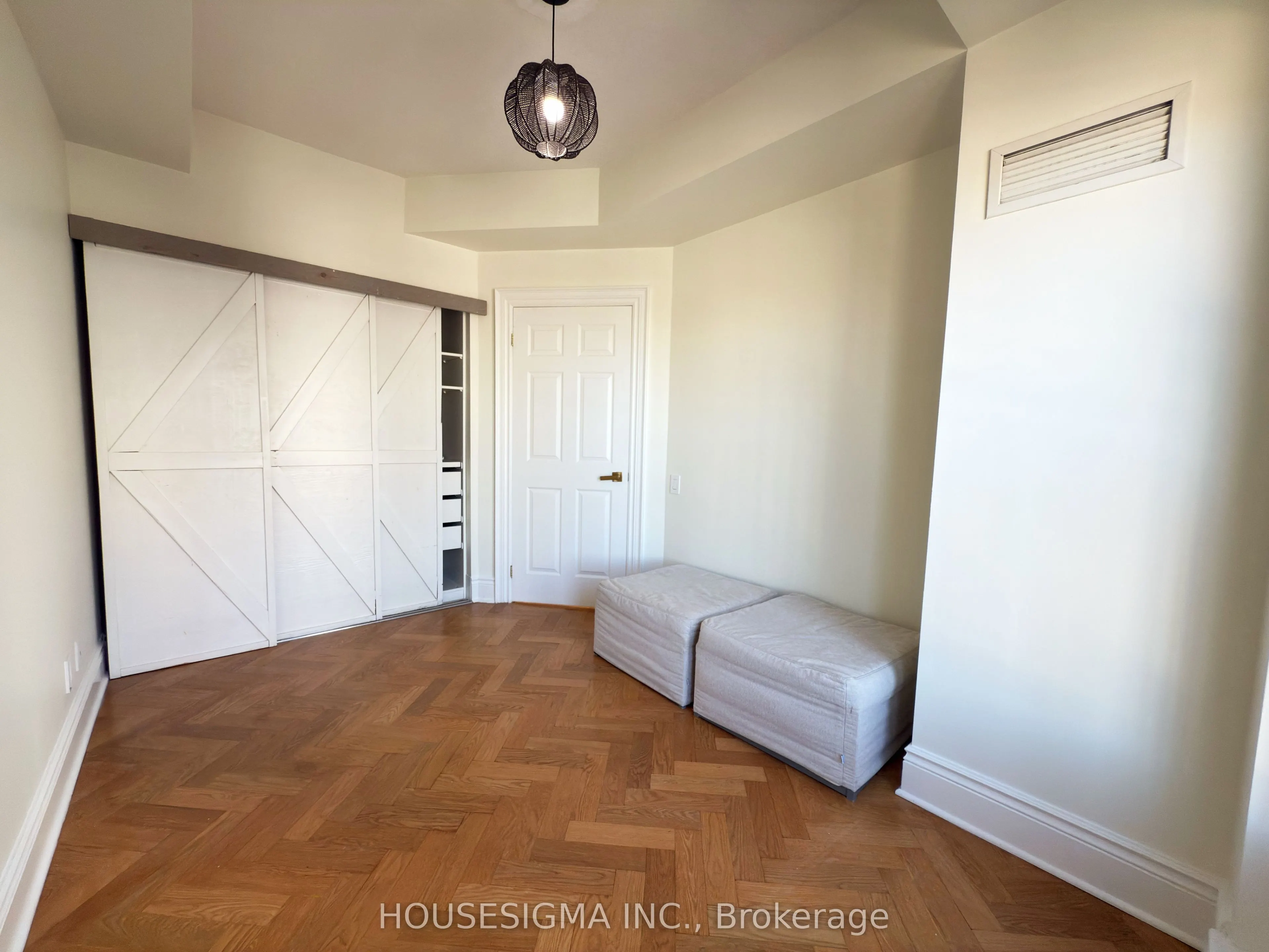 120 Lombard Street, #906