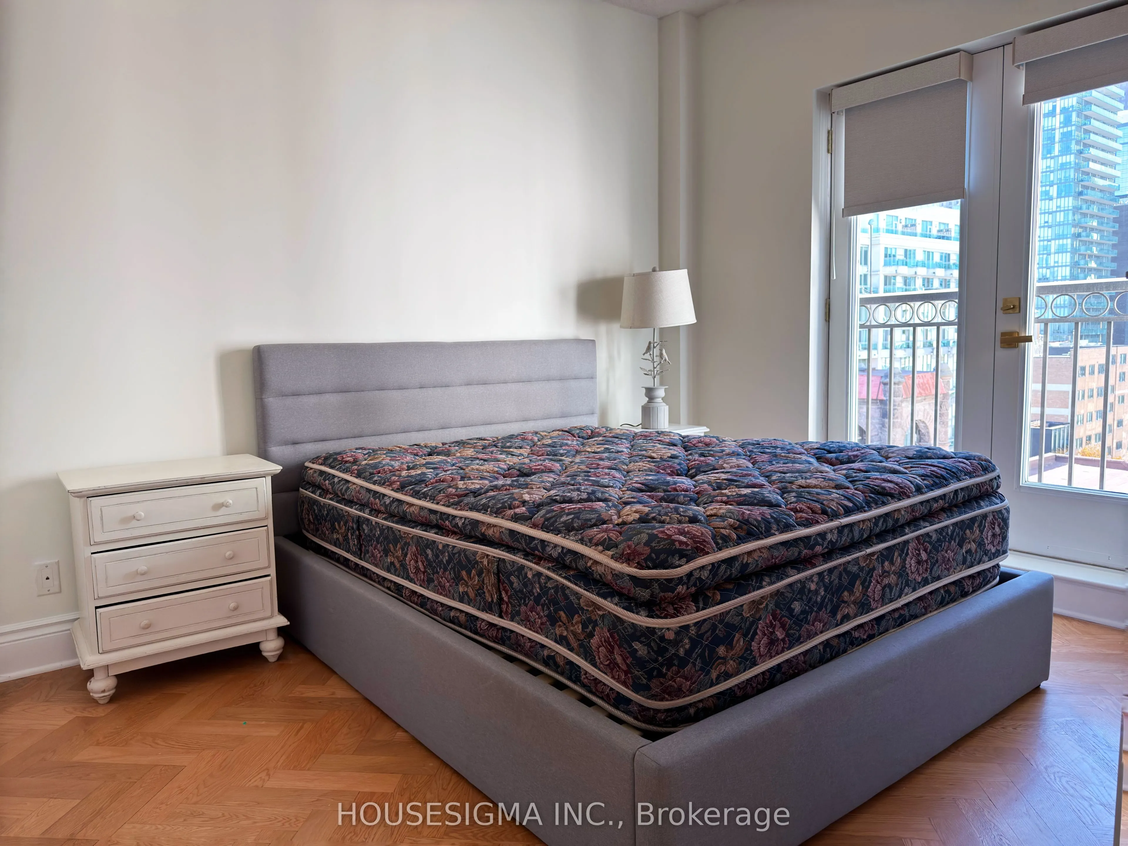 120 Lombard Street, #906