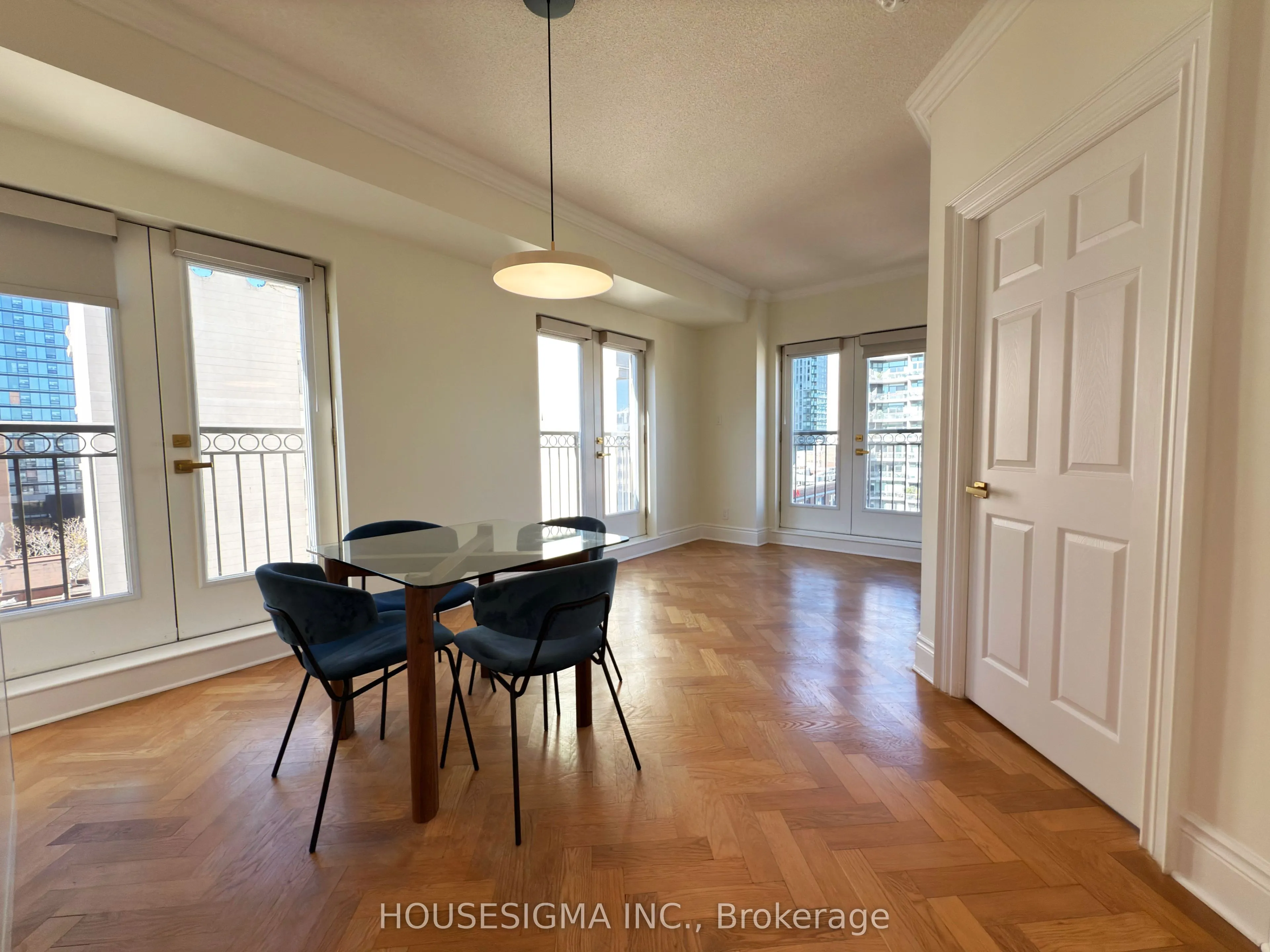 120 Lombard Street, #906
