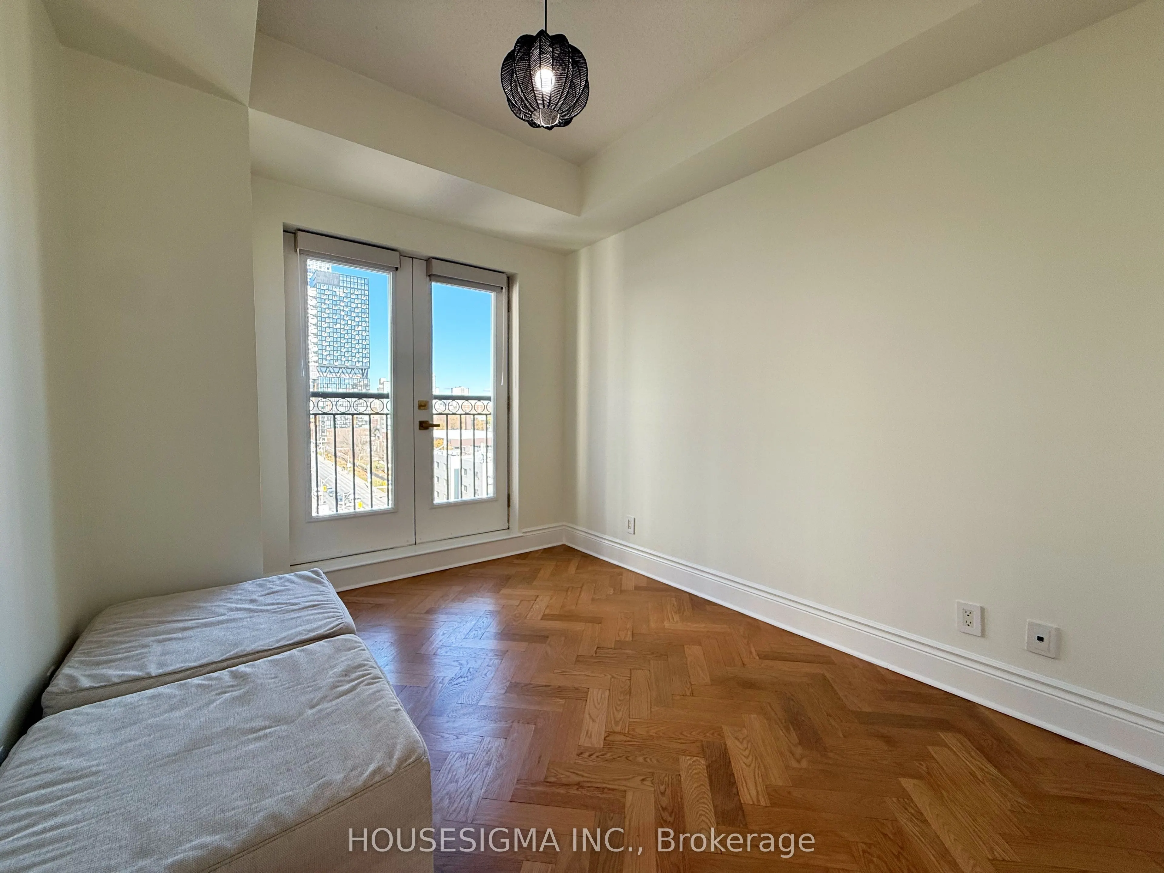 120 Lombard Street, #906
