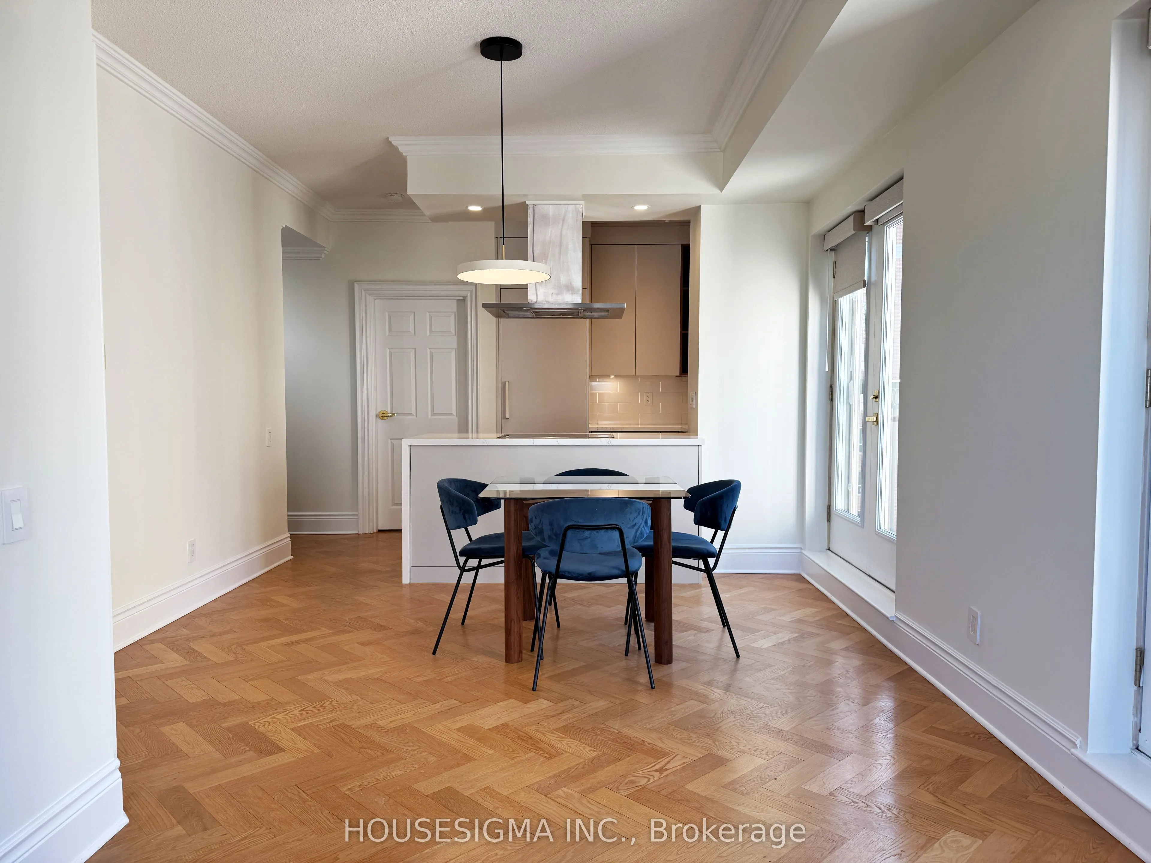 120 Lombard Street, #906