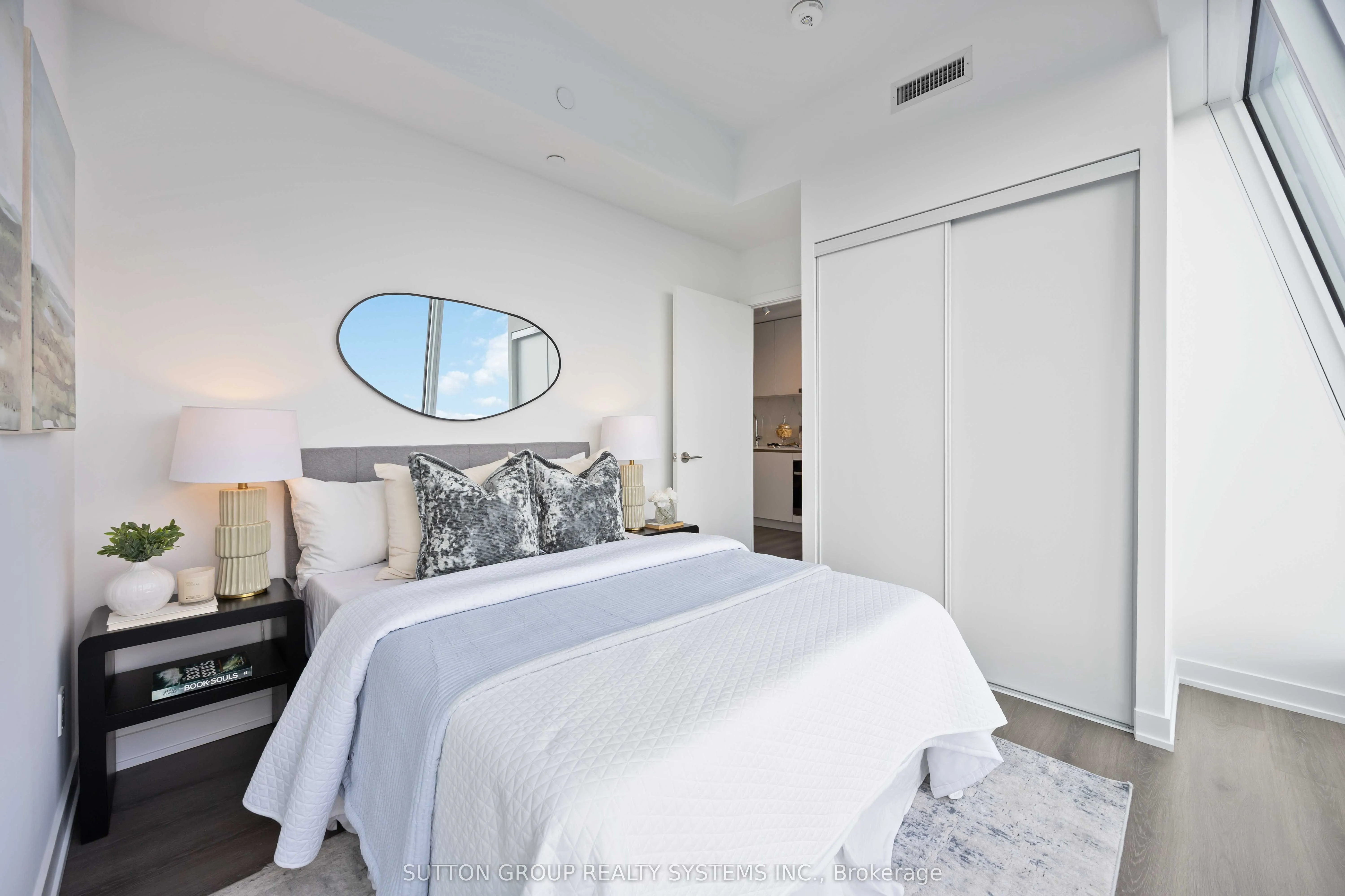 8 Wellesley Street W, #LPH05