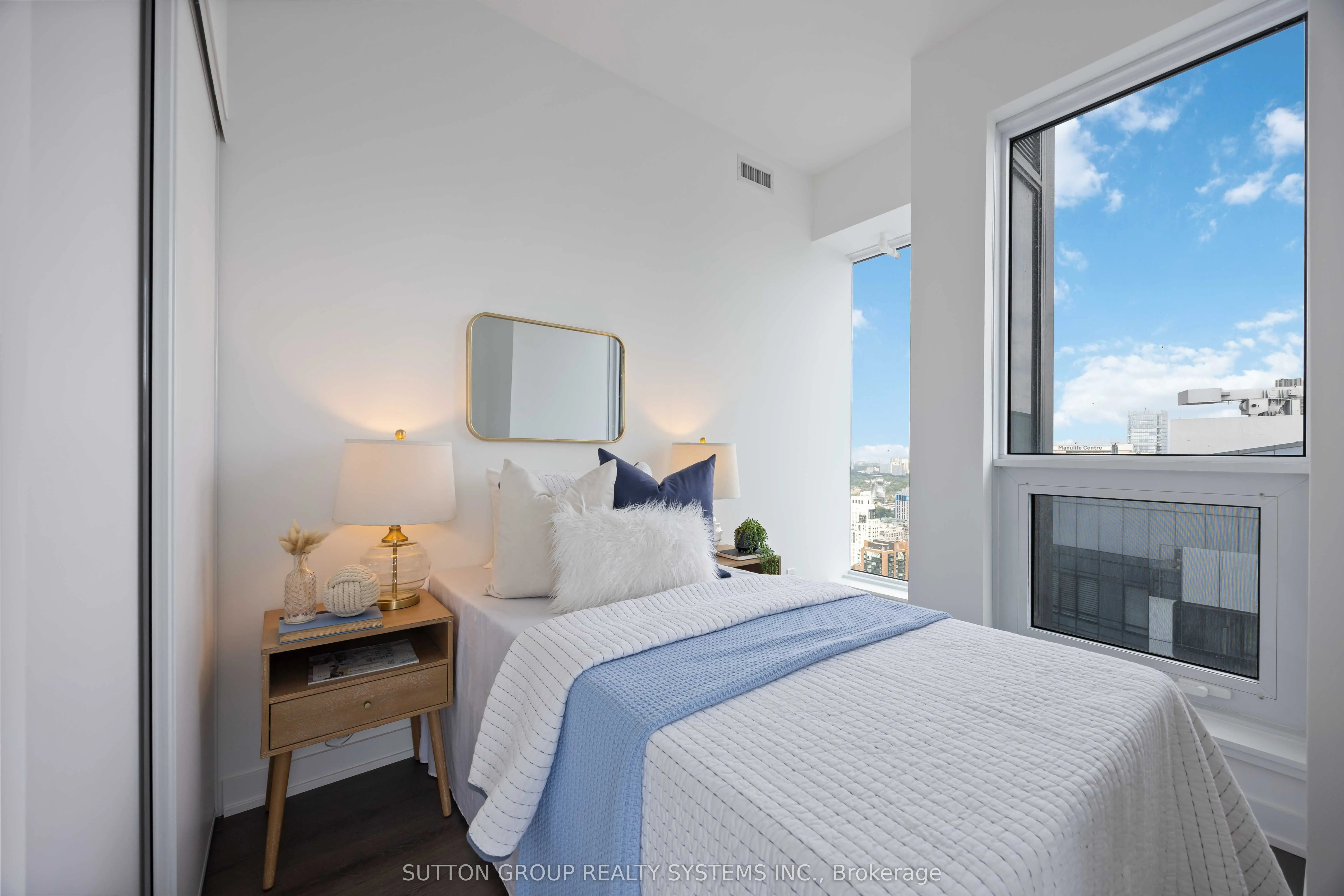 8 Wellesley Street W, #LPH05