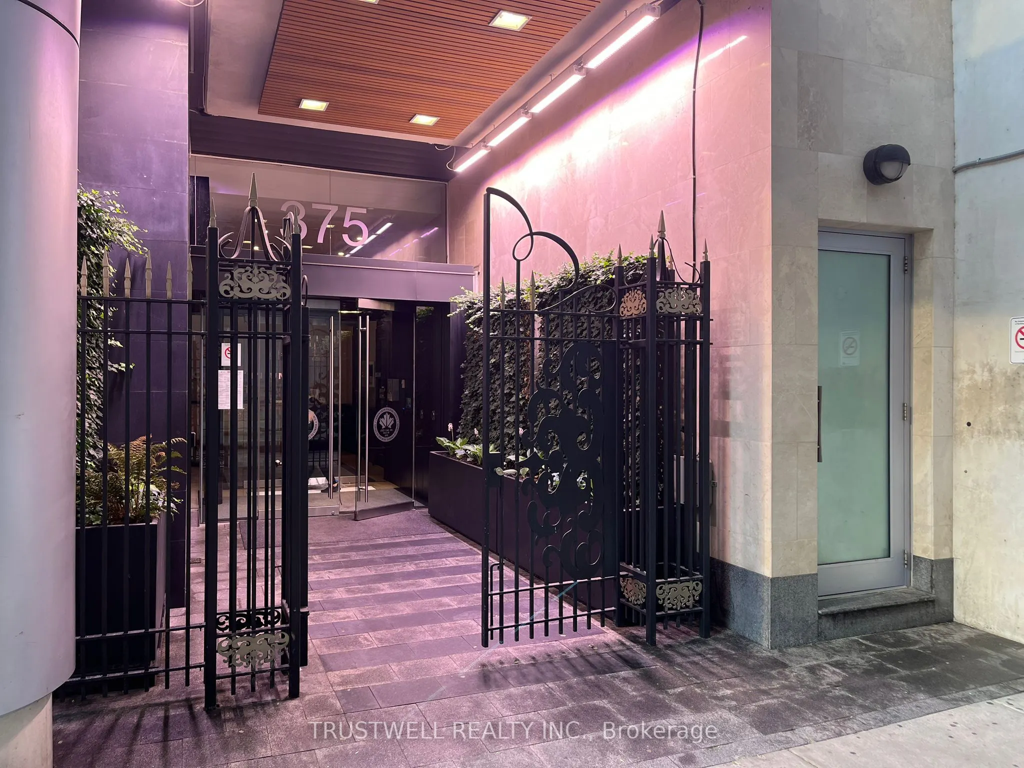375 King Street W, #2810