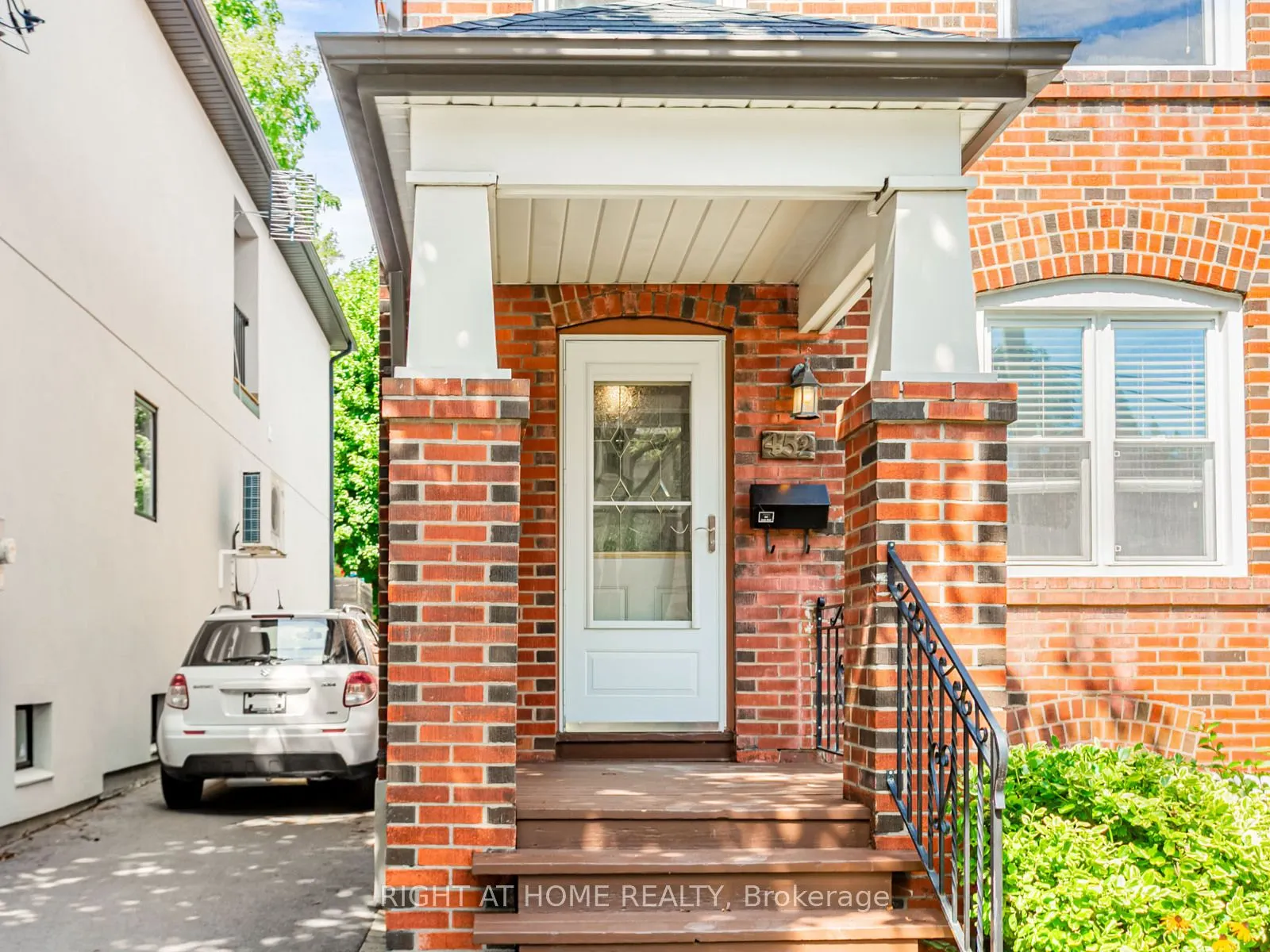452 Soudan Avenue E