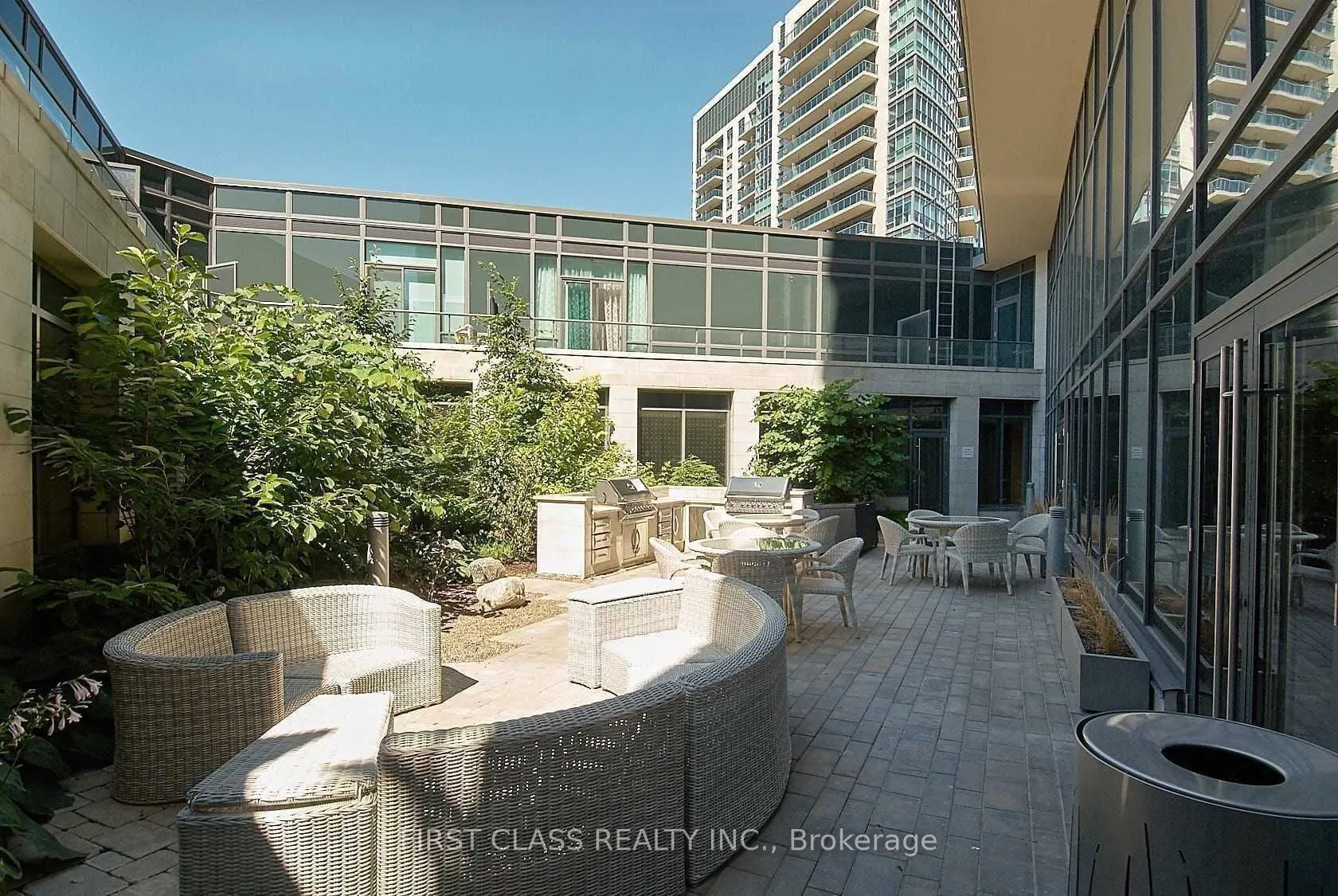 160 vanderhoof Avenue, #209