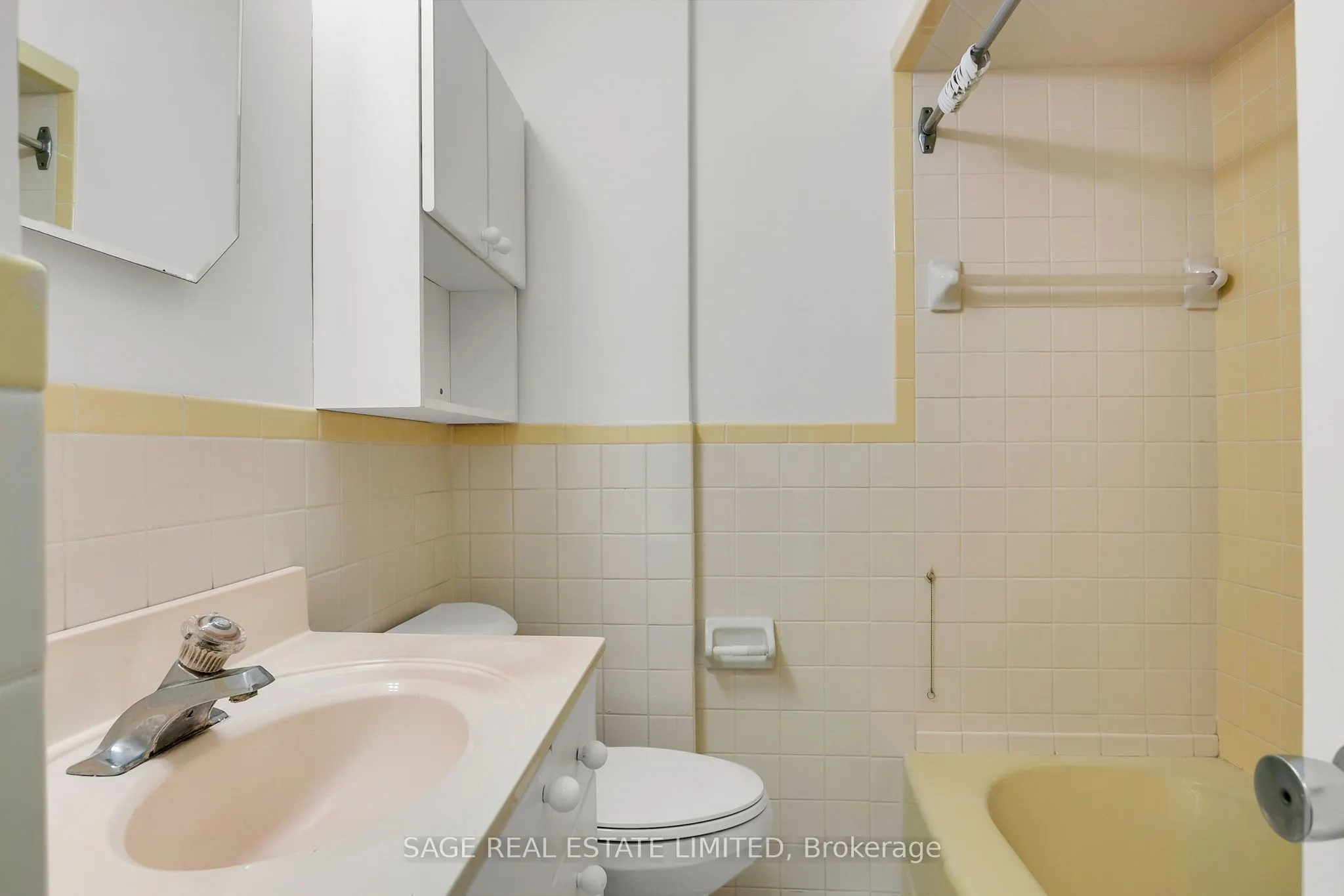 74 Spadina Road, #204