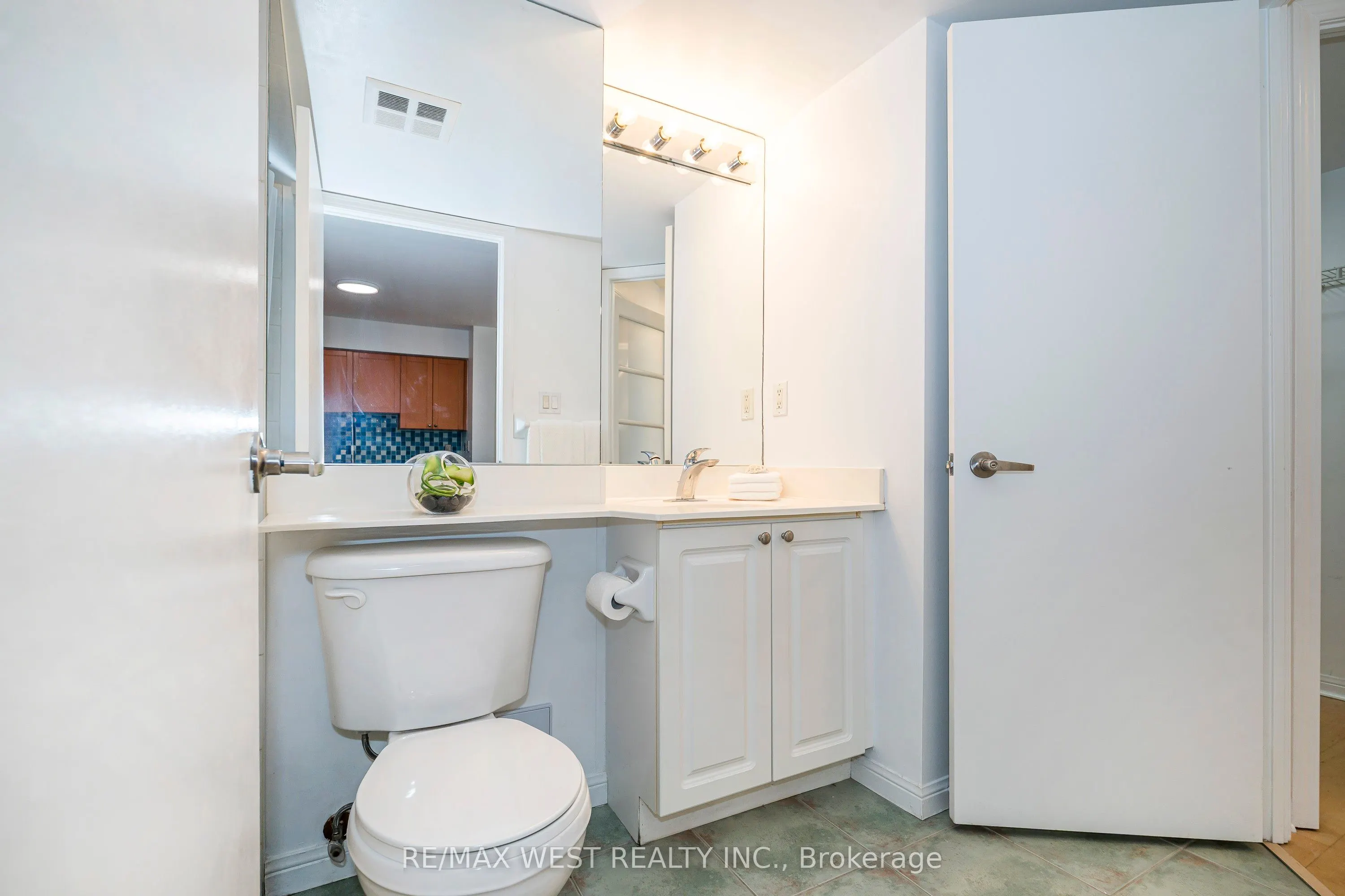 1000 King Street W, #209