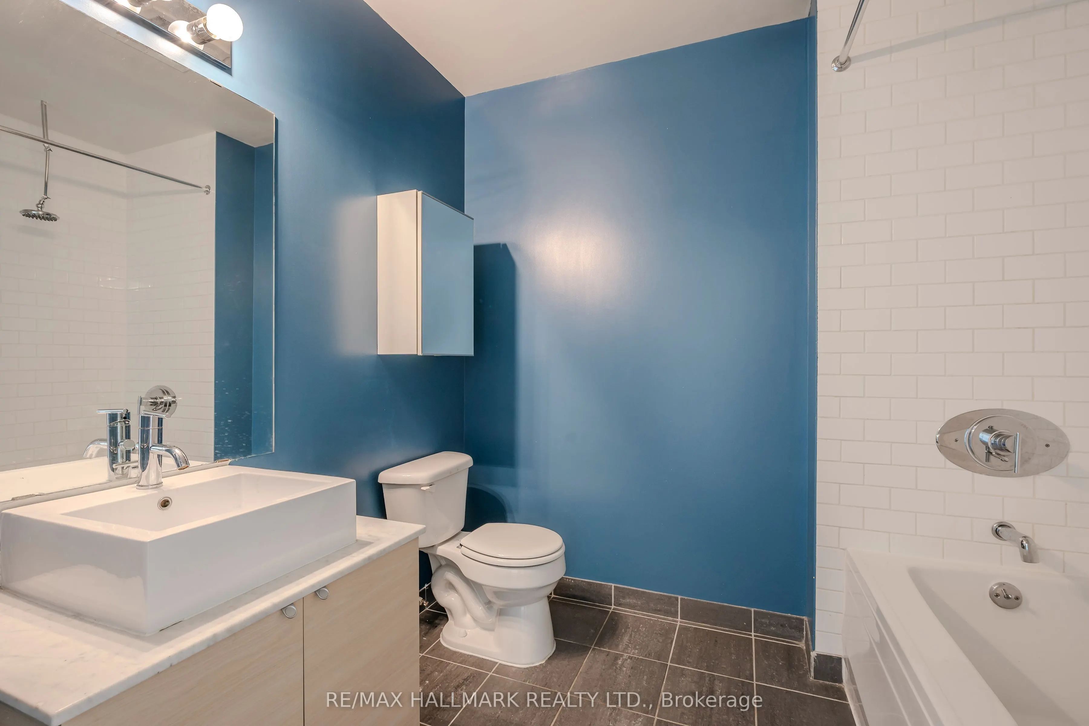 60 Bathurst Street, #910
