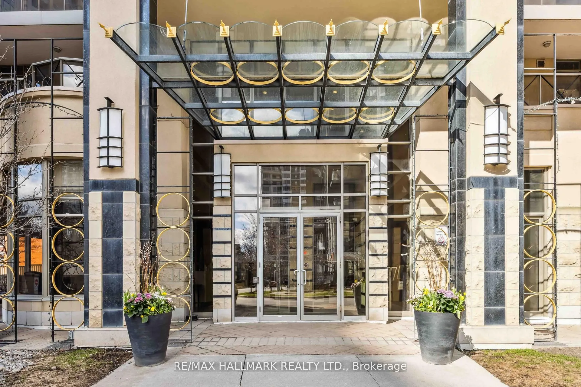 18 Kenaston Gardens, #1809