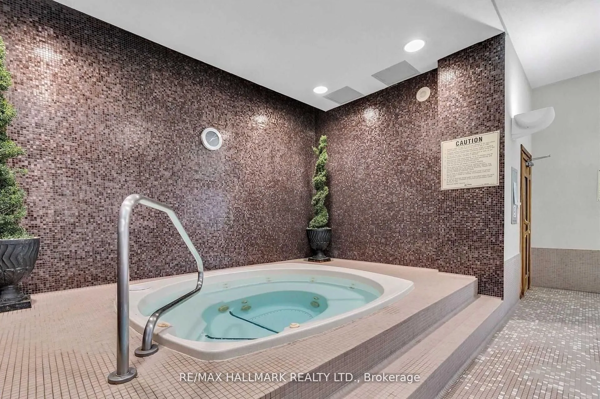 18 Kenaston Gardens, #1809