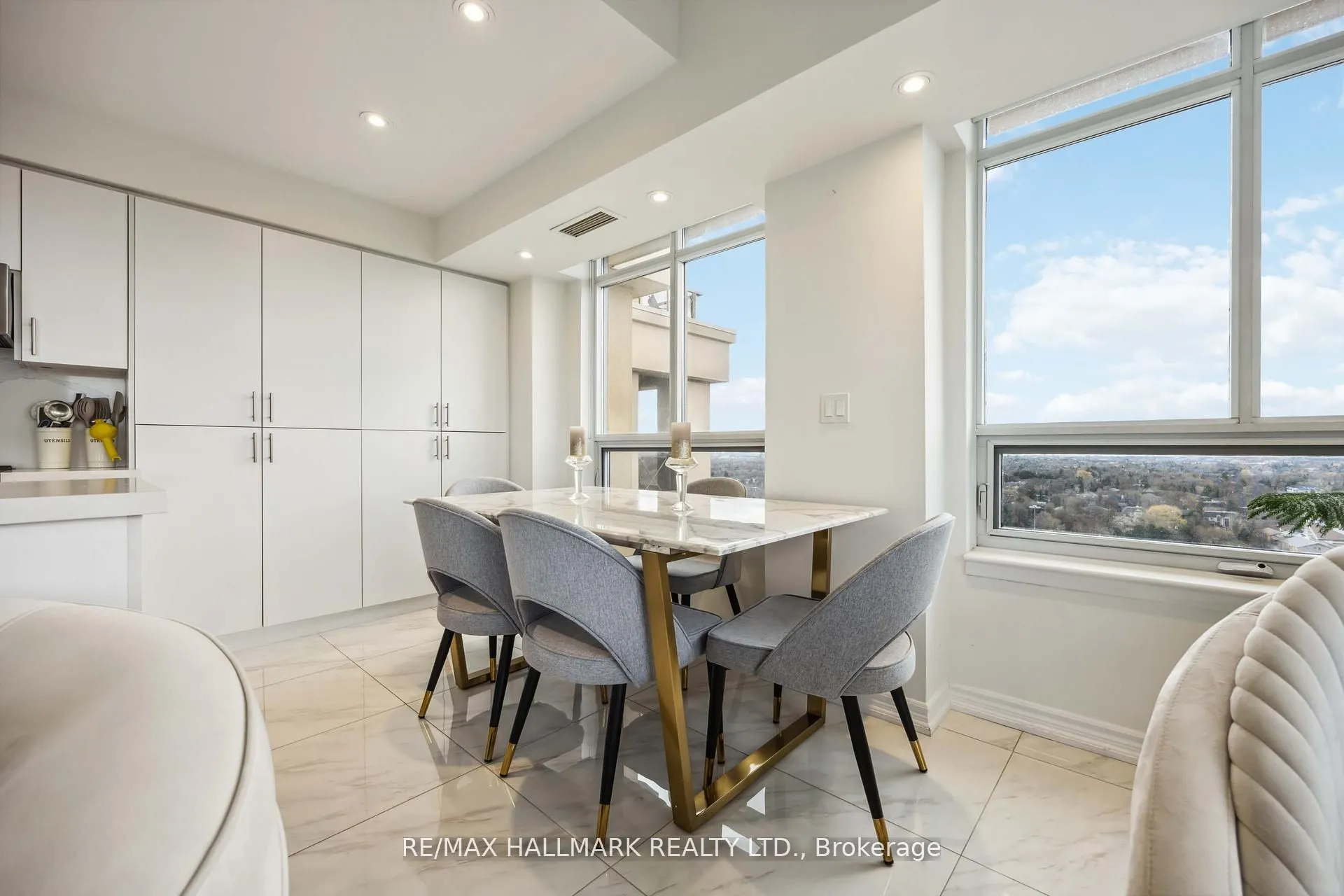 18 Kenaston Gardens, #1809
