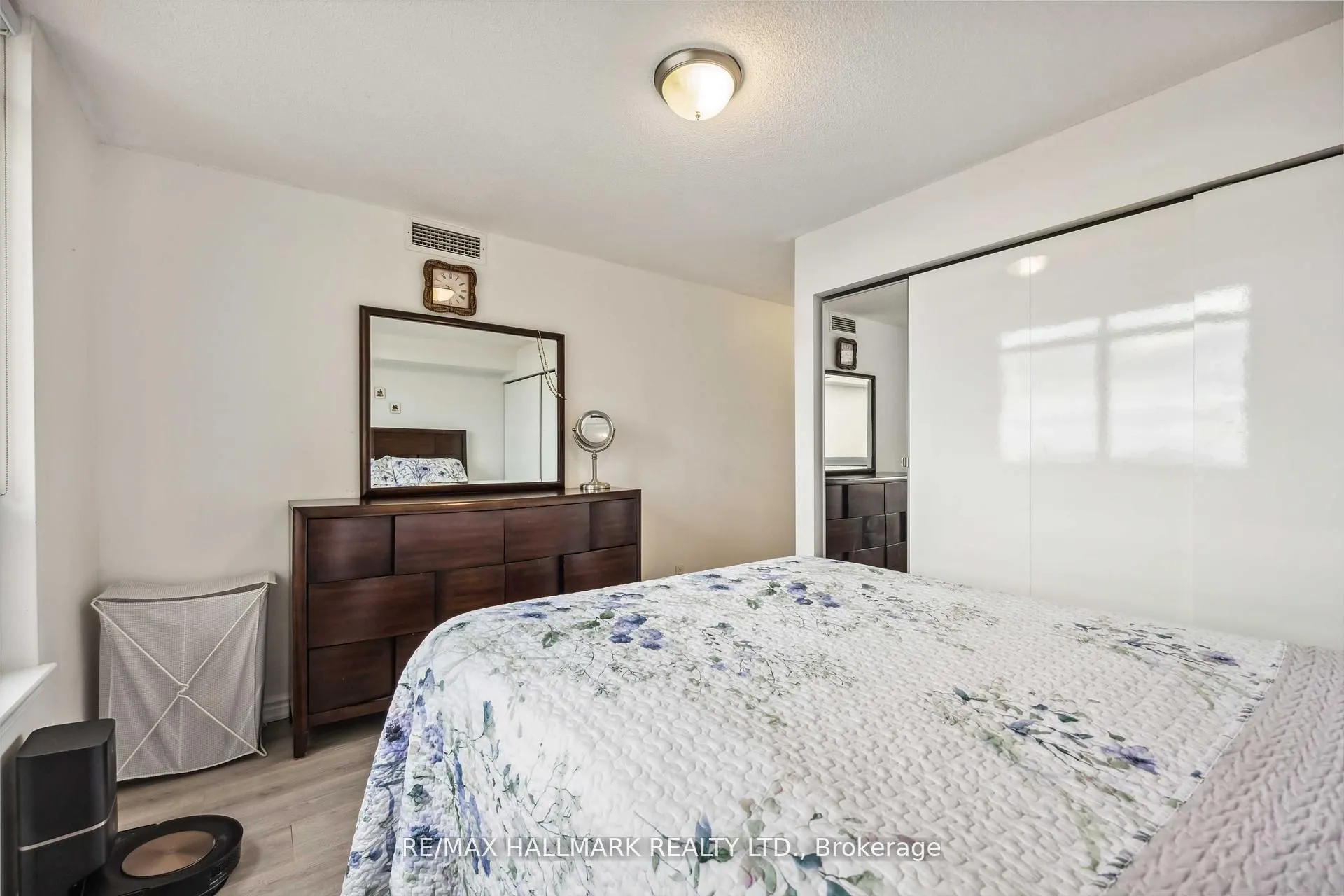 18 Kenaston Gardens, #1809
