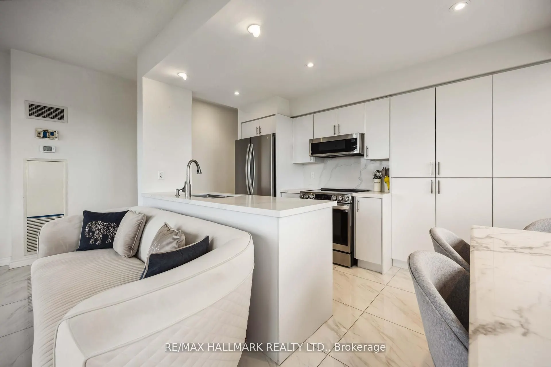 18 Kenaston Gardens, #1809