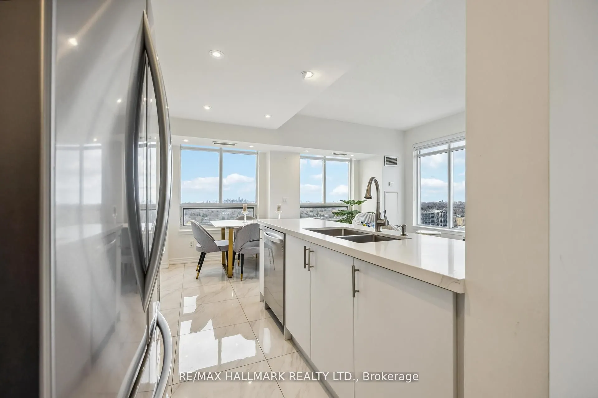 18 Kenaston Gardens, #1809