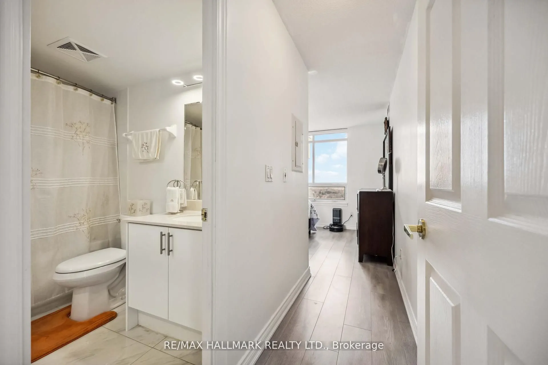18 Kenaston Gardens, #1809