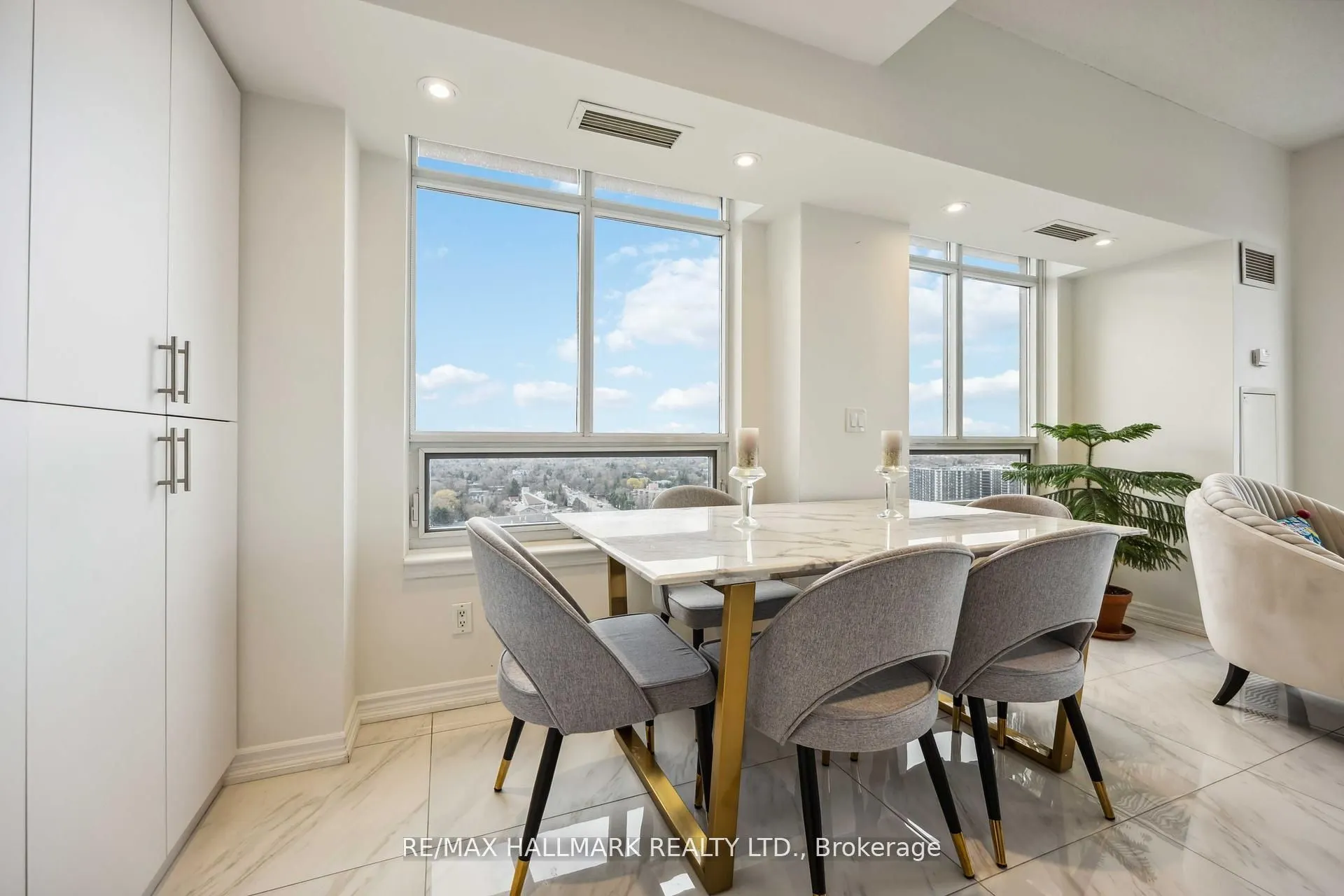 18 Kenaston Gardens, #1809