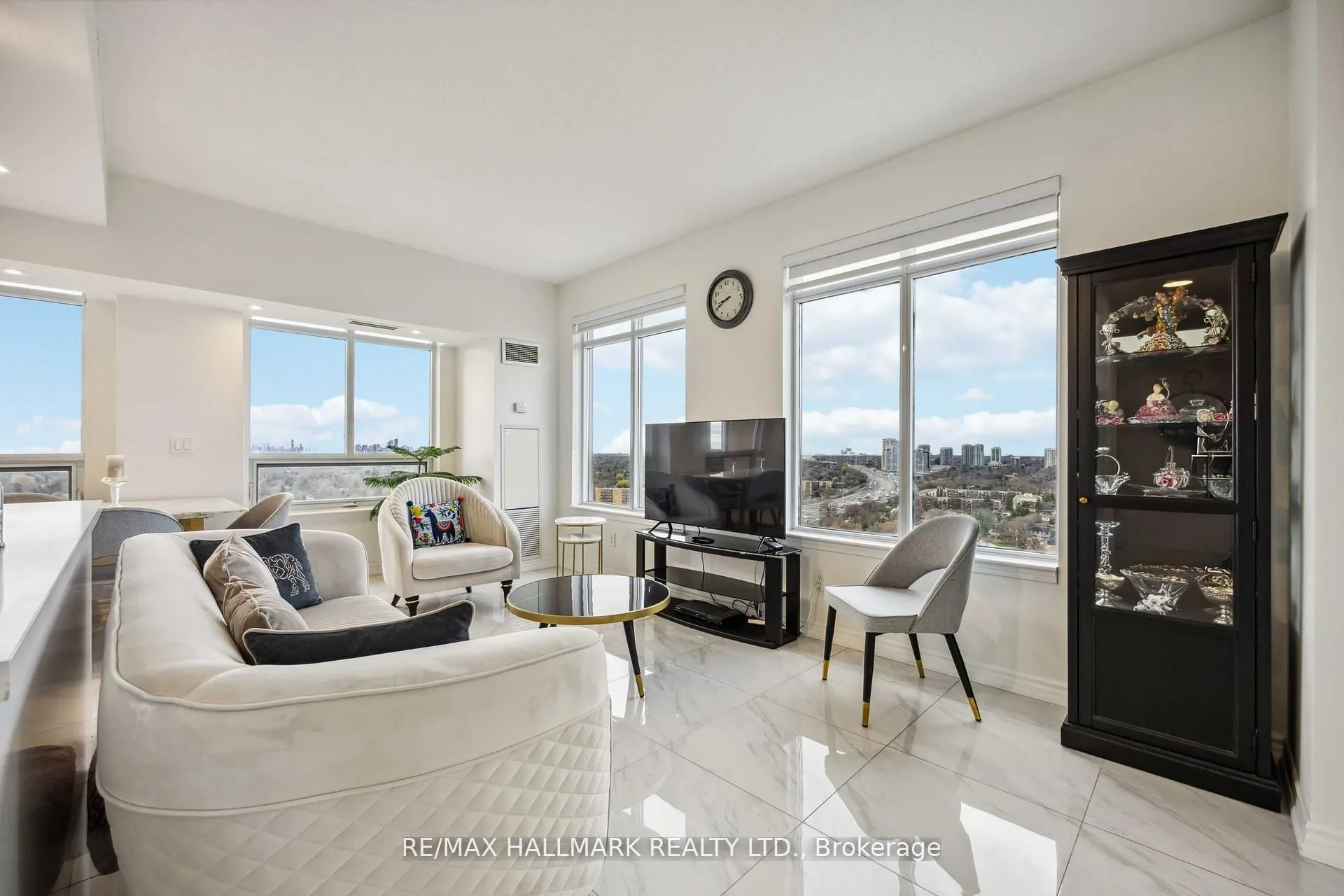 18 Kenaston Gardens, #1809