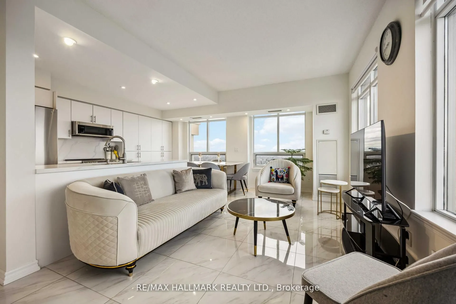18 Kenaston Gardens, #1809