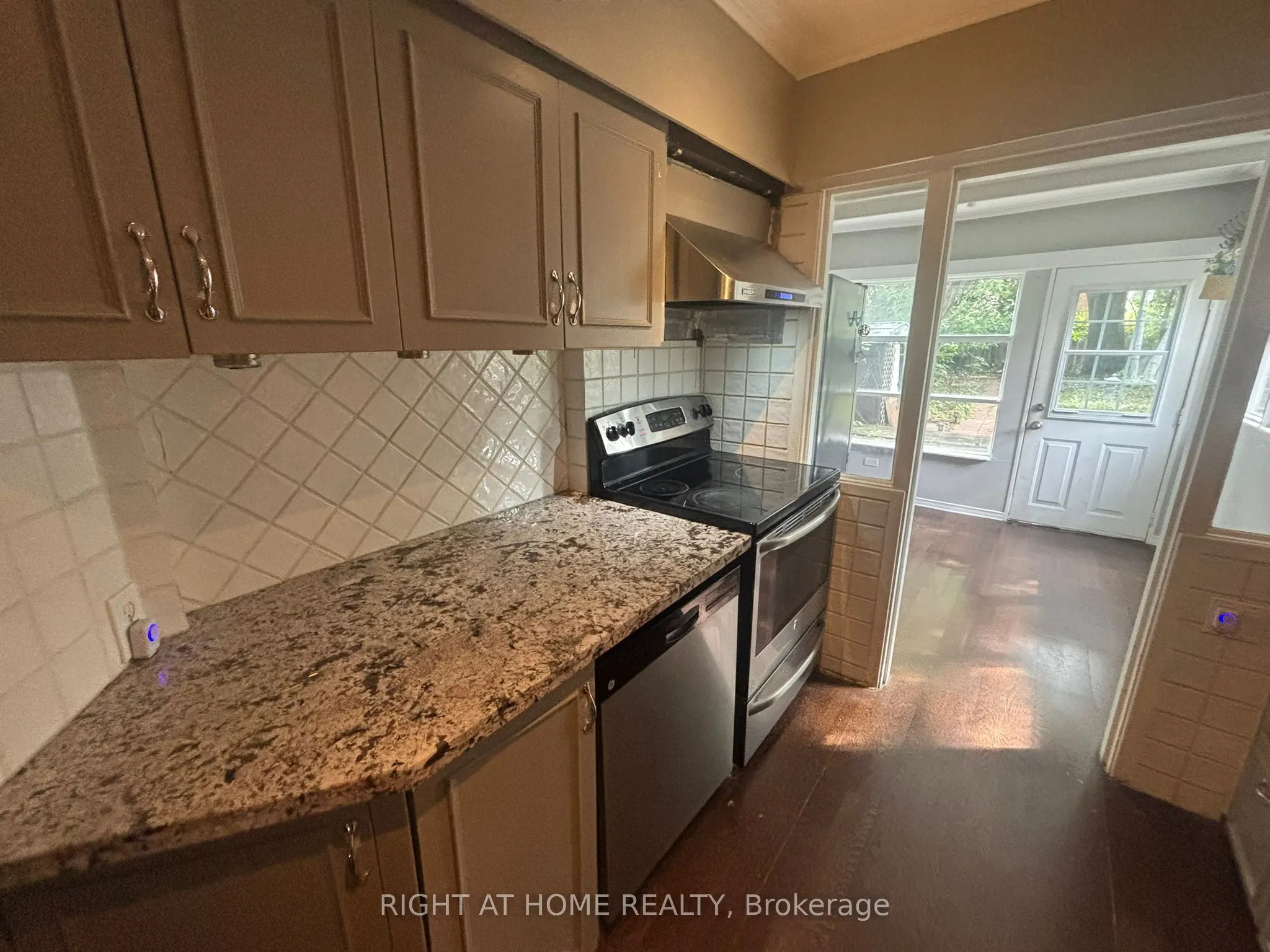 125 Steeles Avenue S, #unit one