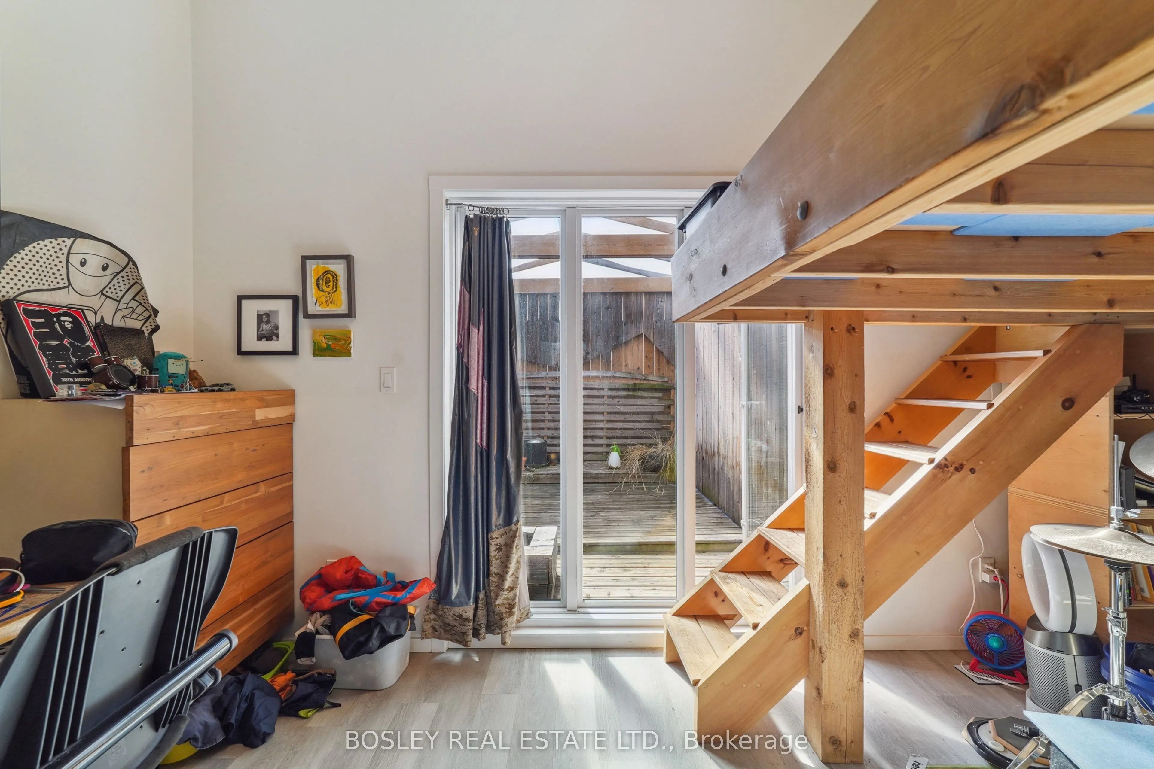 890 Queen Street W