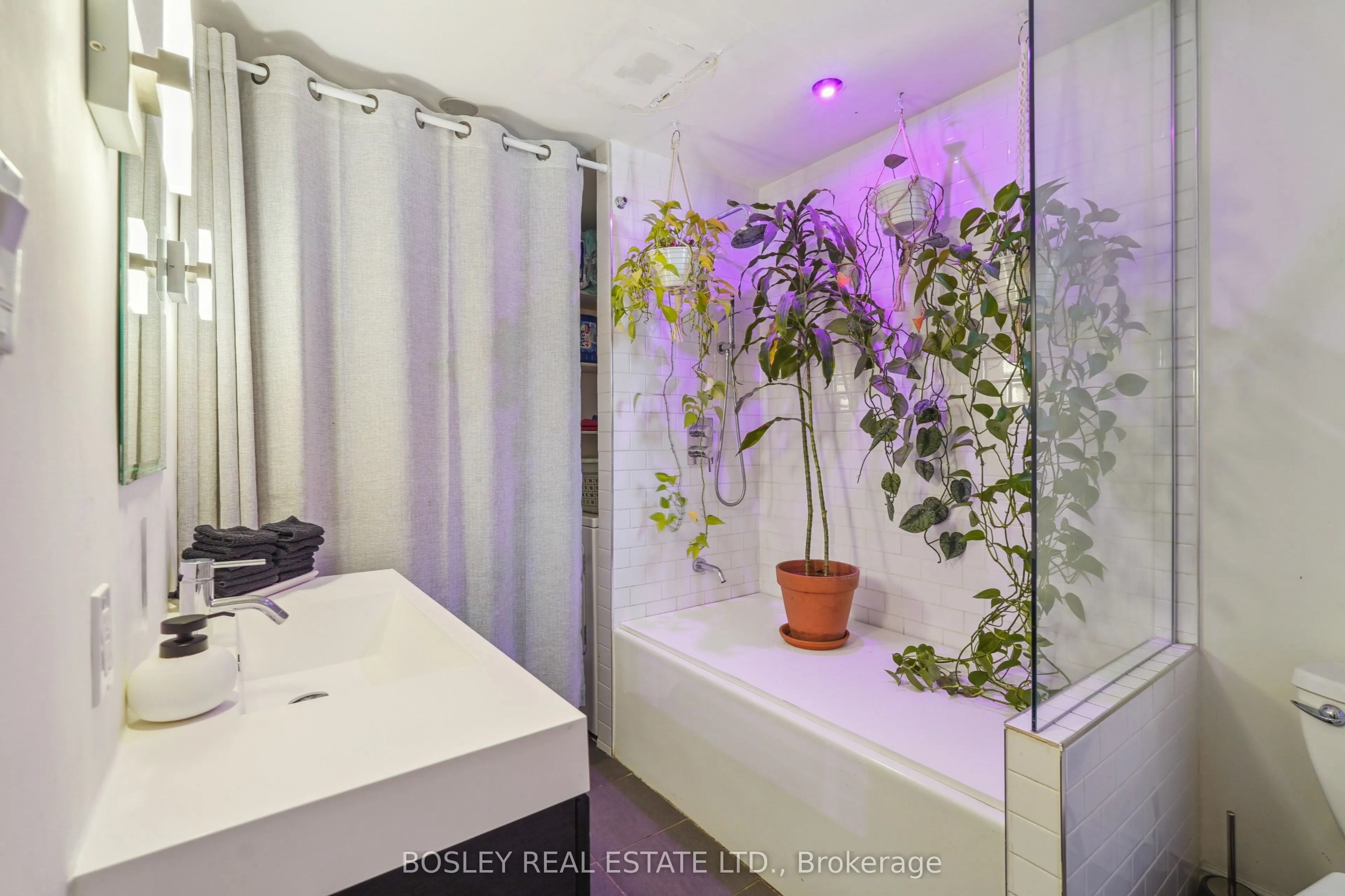 890 Queen Street W