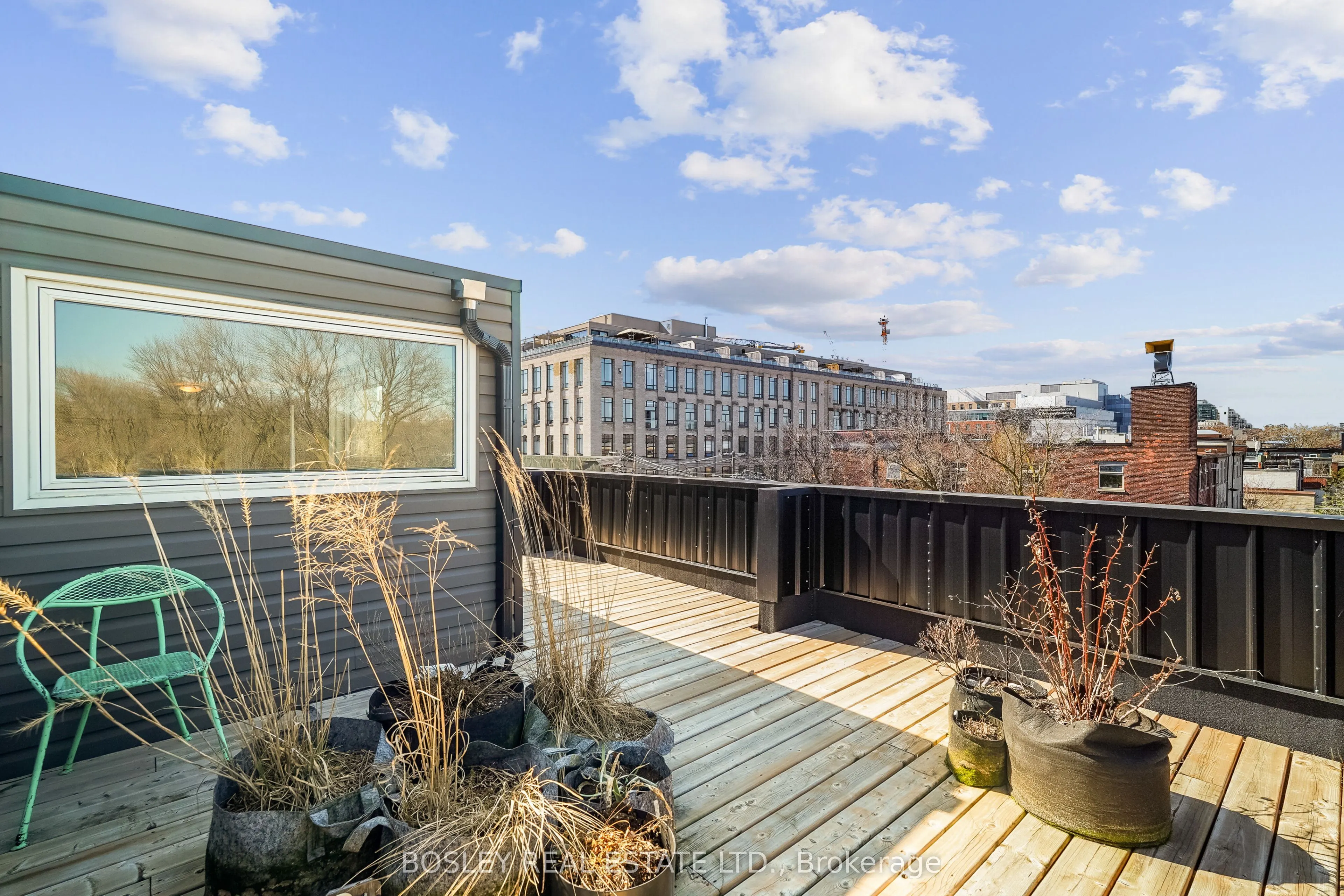 890 Queen Street W