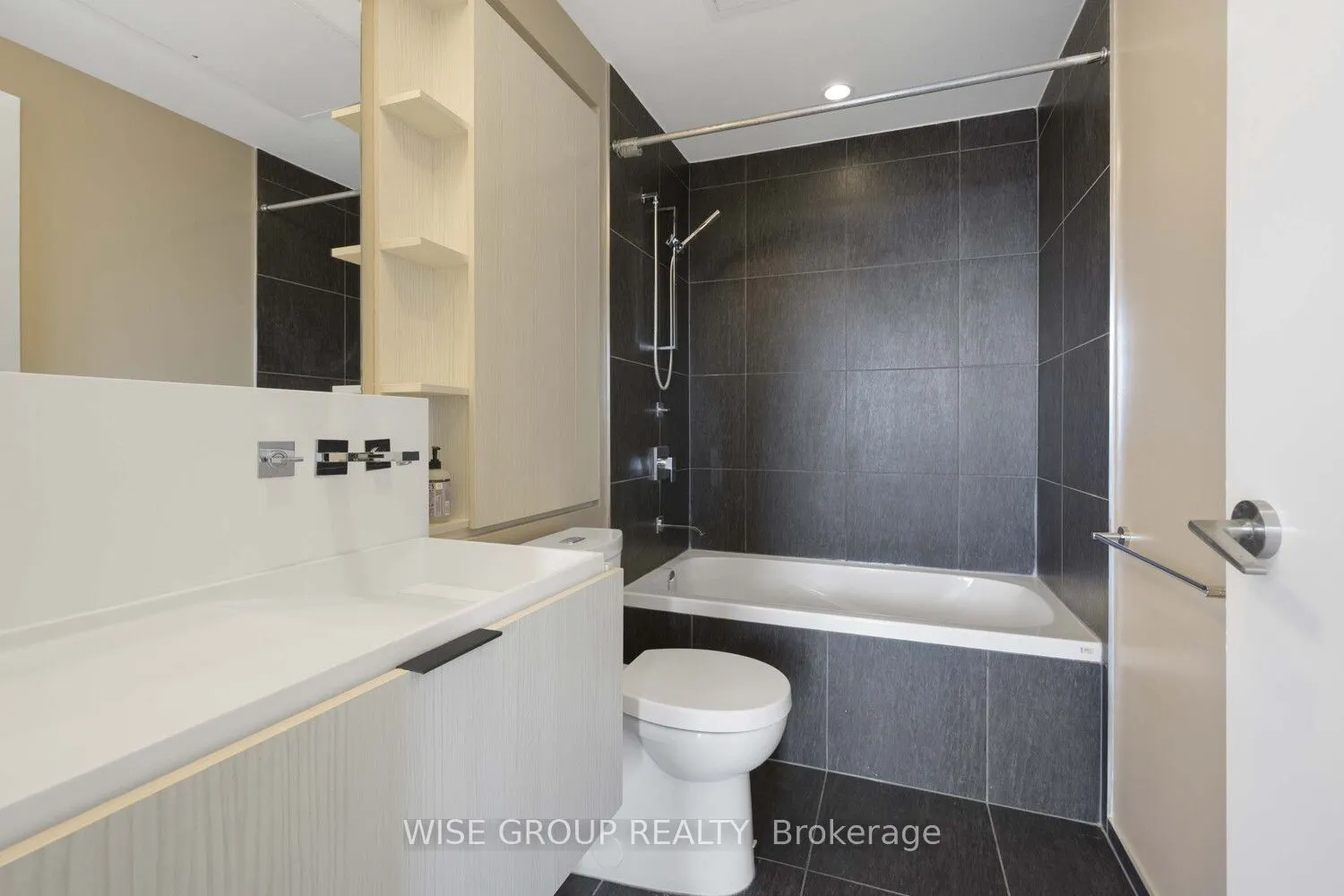 101 Charles Street E, #3202