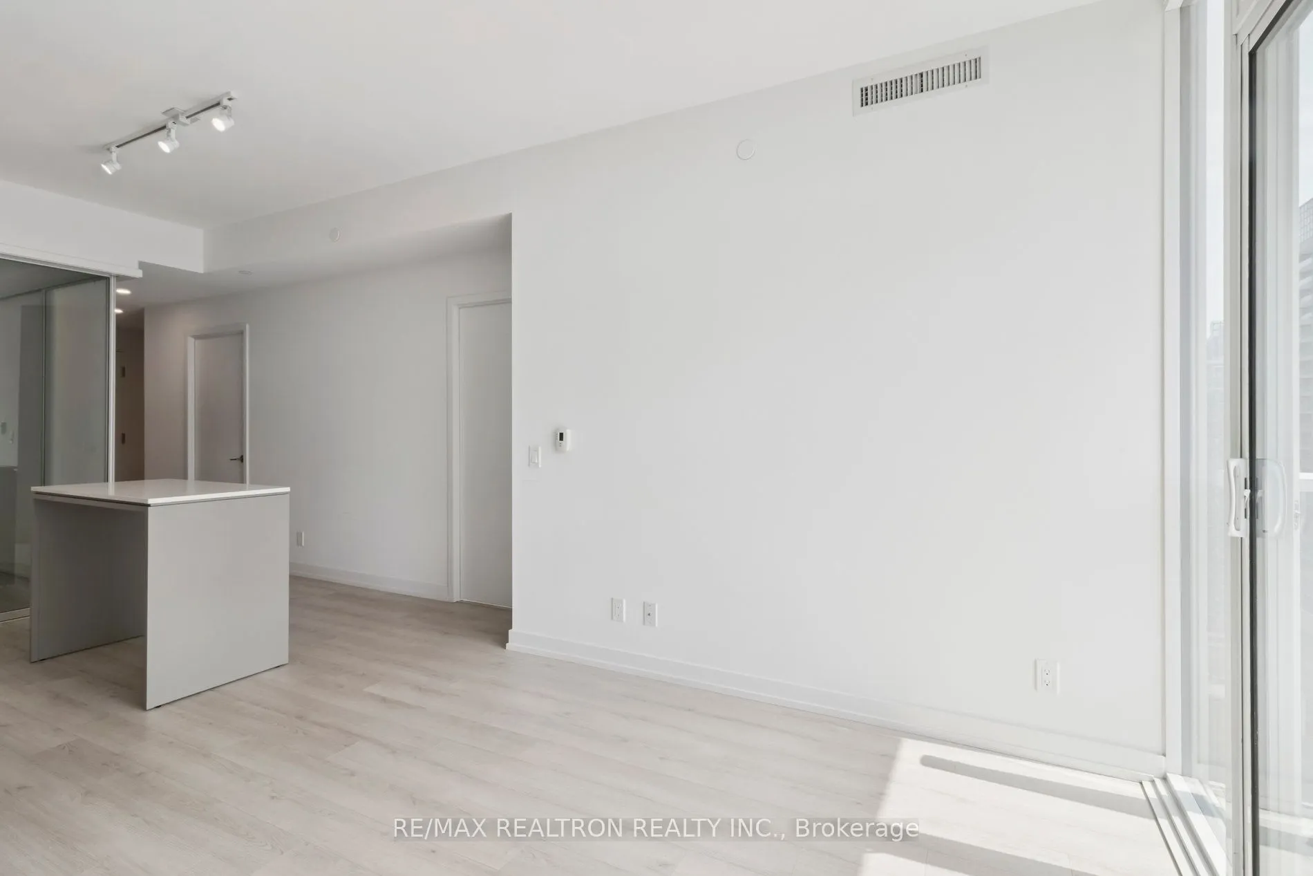 33 Helendale Avenue, #2207