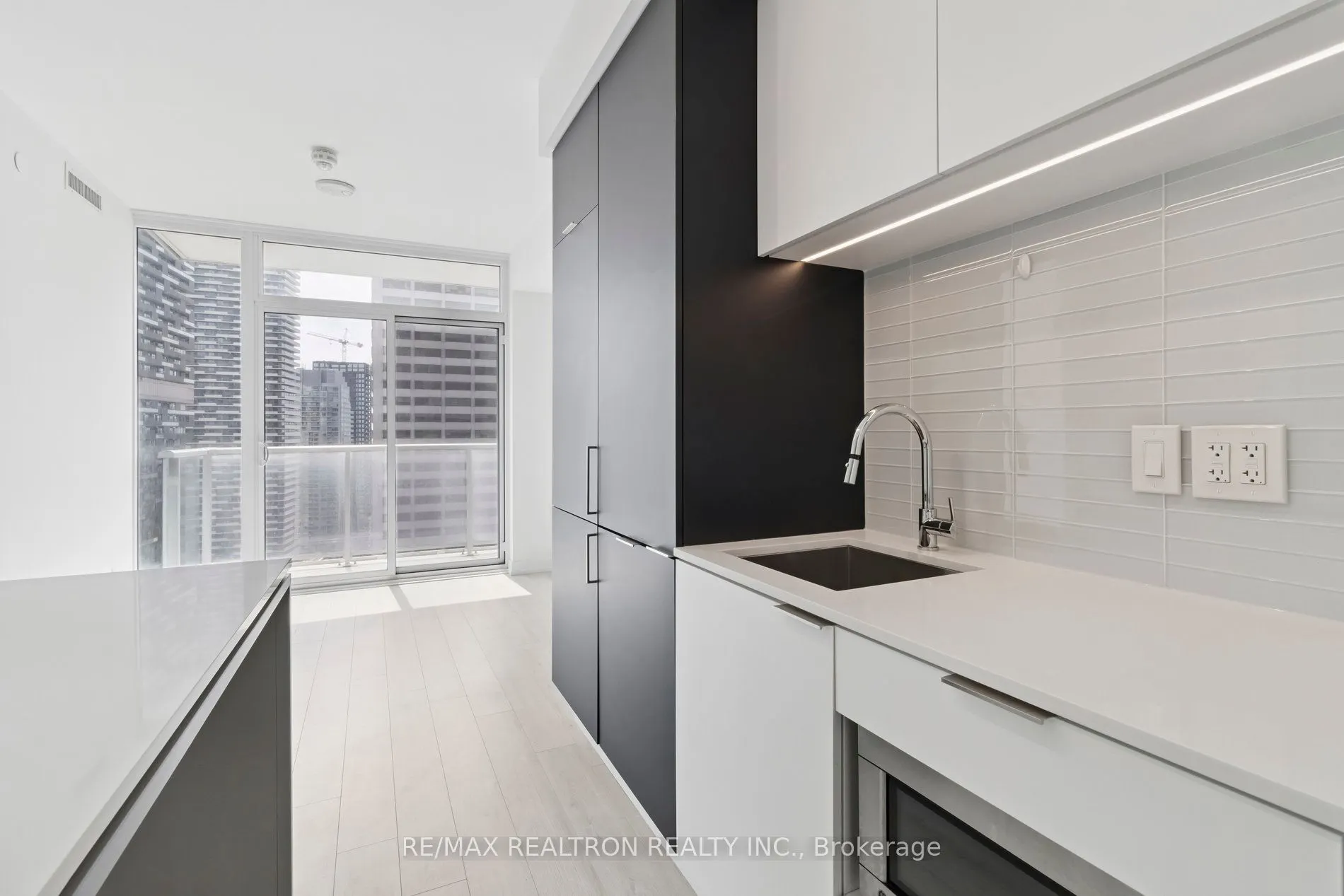 33 Helendale Avenue, #2207