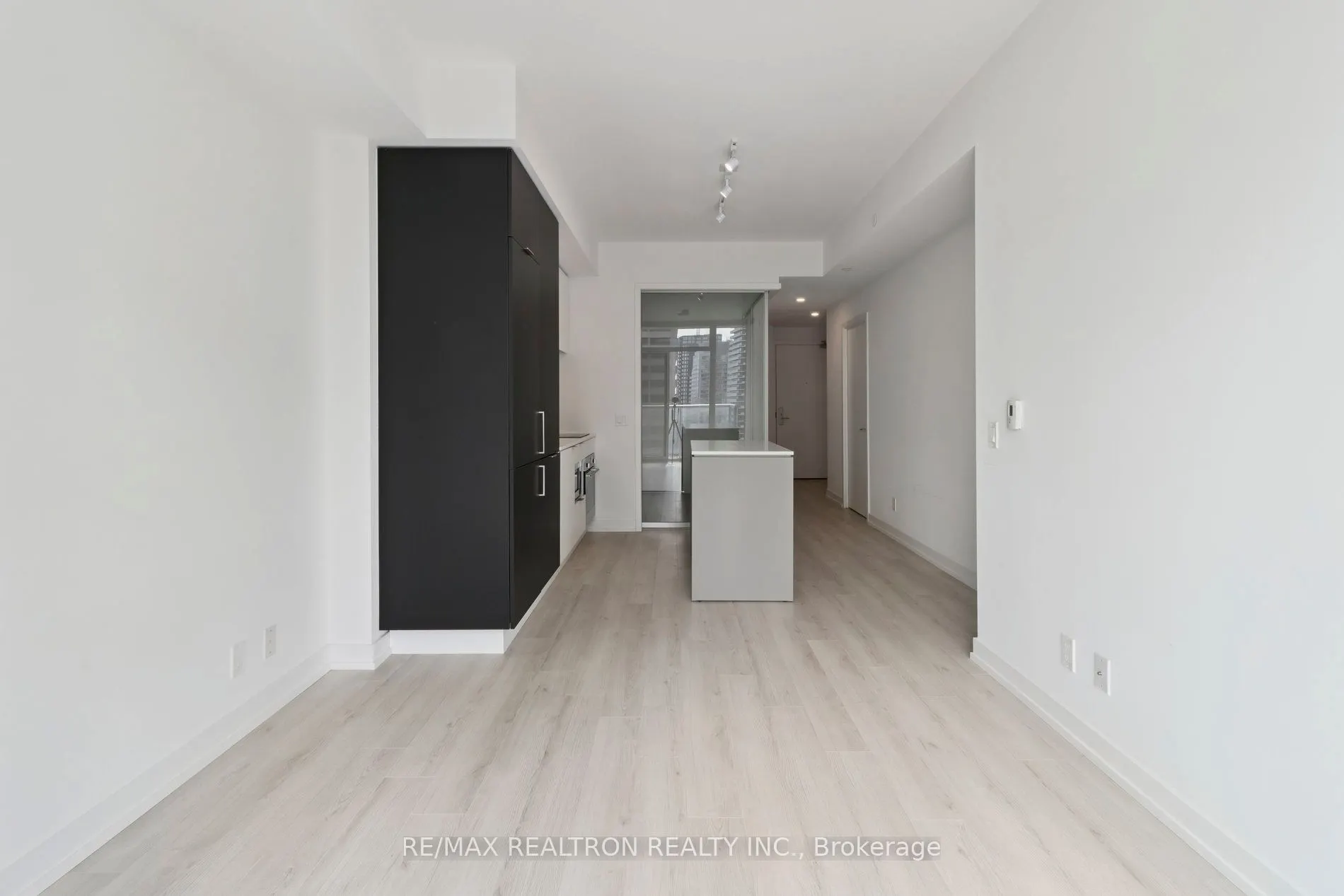 33 Helendale Avenue, #2207